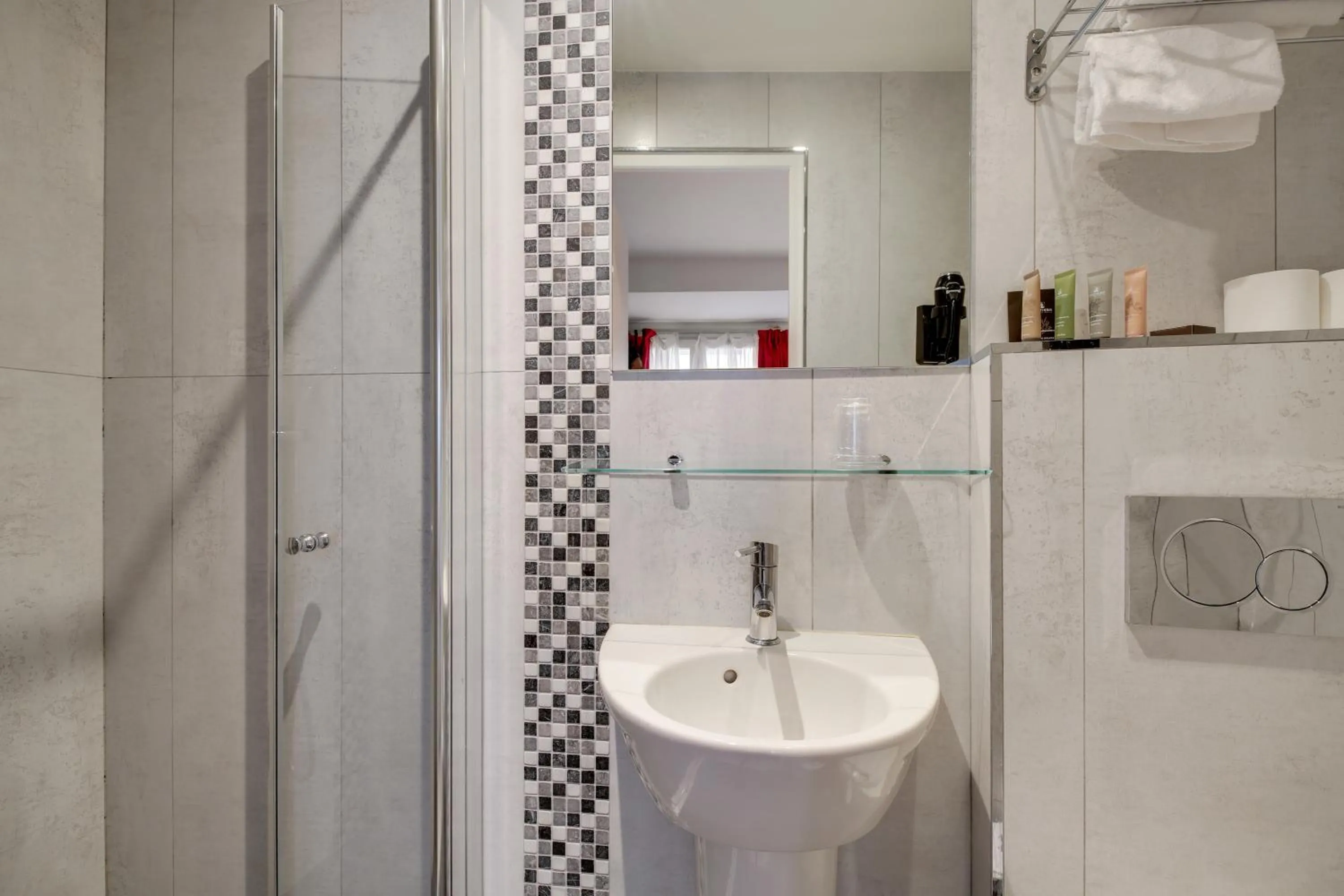 Bathroom in Hotel Riviera Elysees