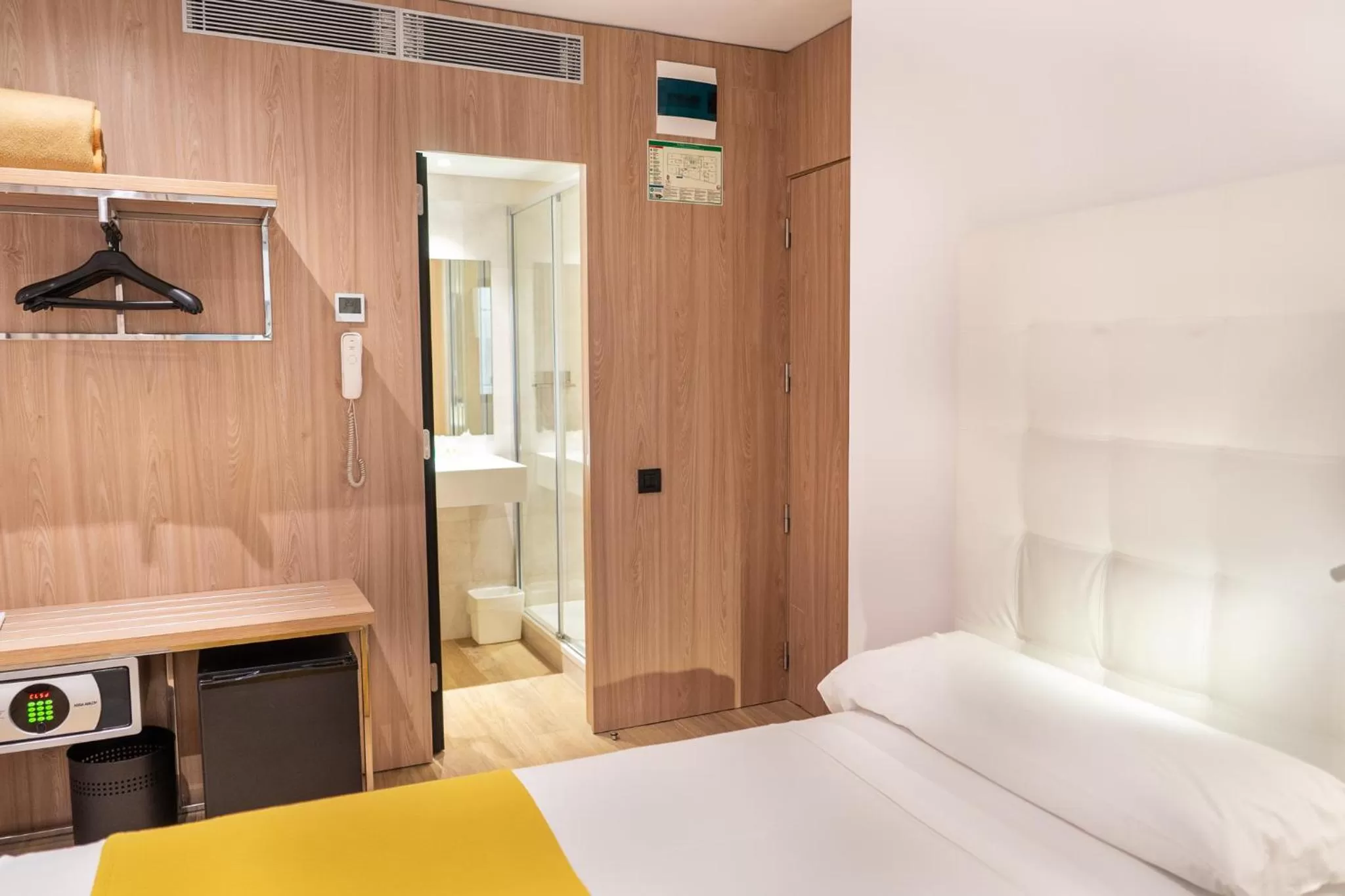 Photo of the whole room, Bed in Caledonian