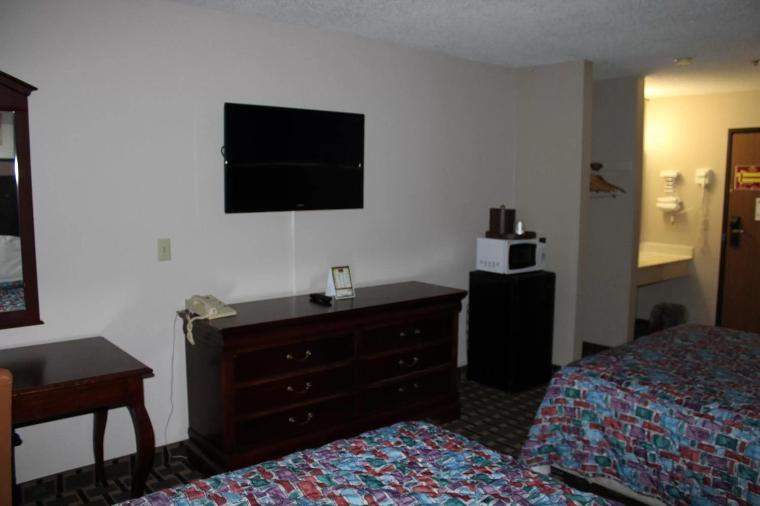 TV and multimedia, Bed in Coratel Inn and Suites Maple Grove