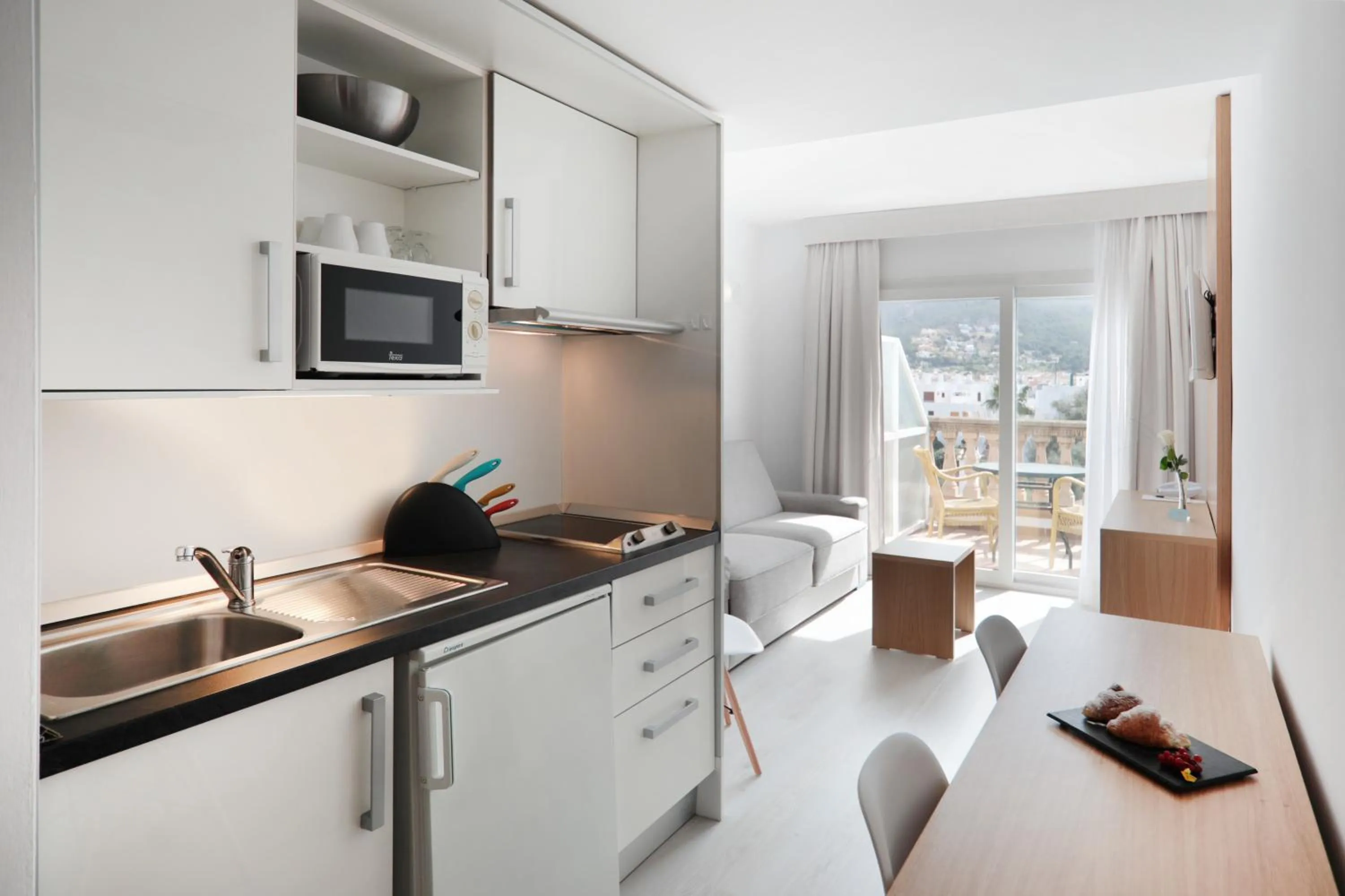 Kitchen or kitchenette in Hotel La Pergola Mallorca