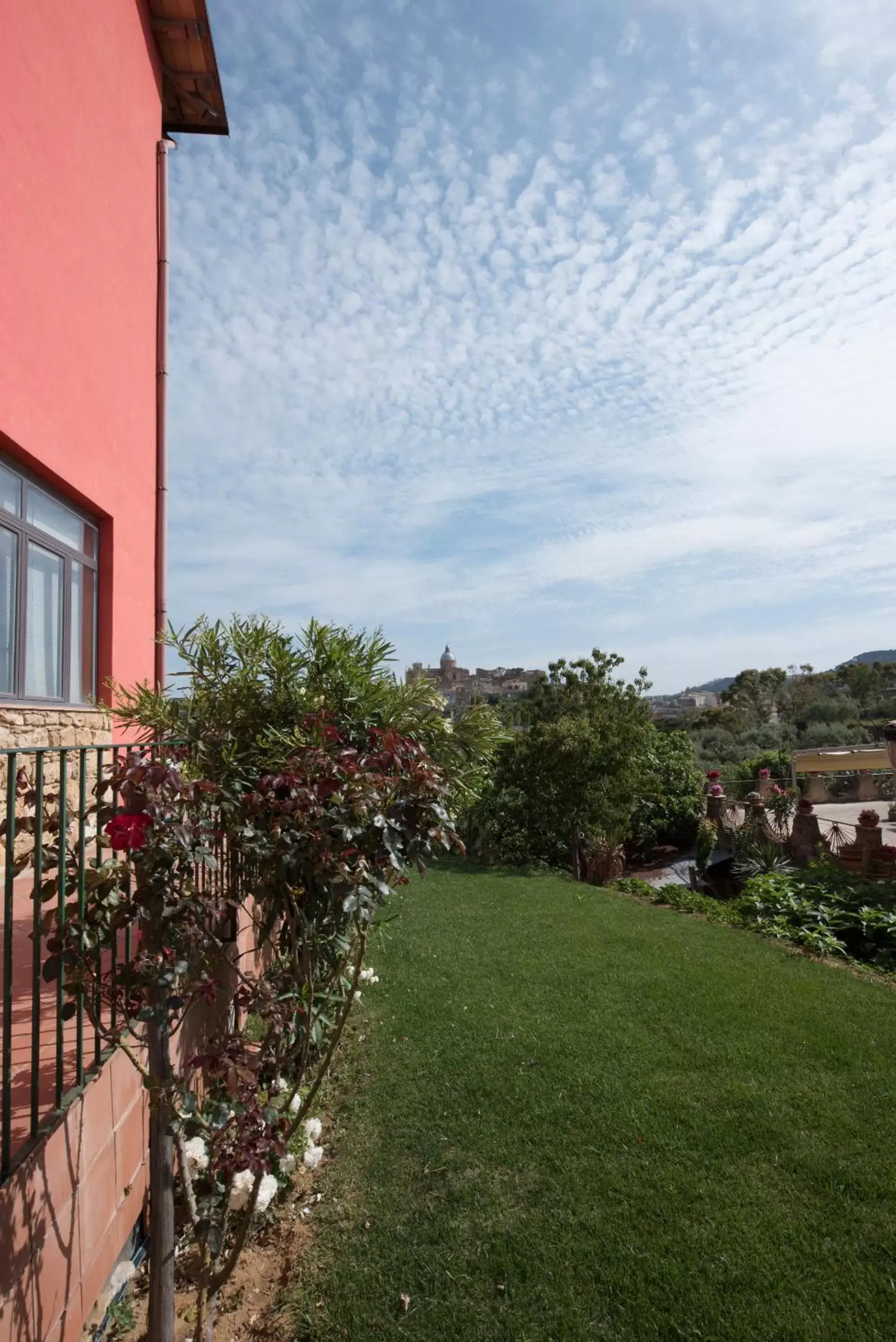 City view in La Casa Rossa Country House