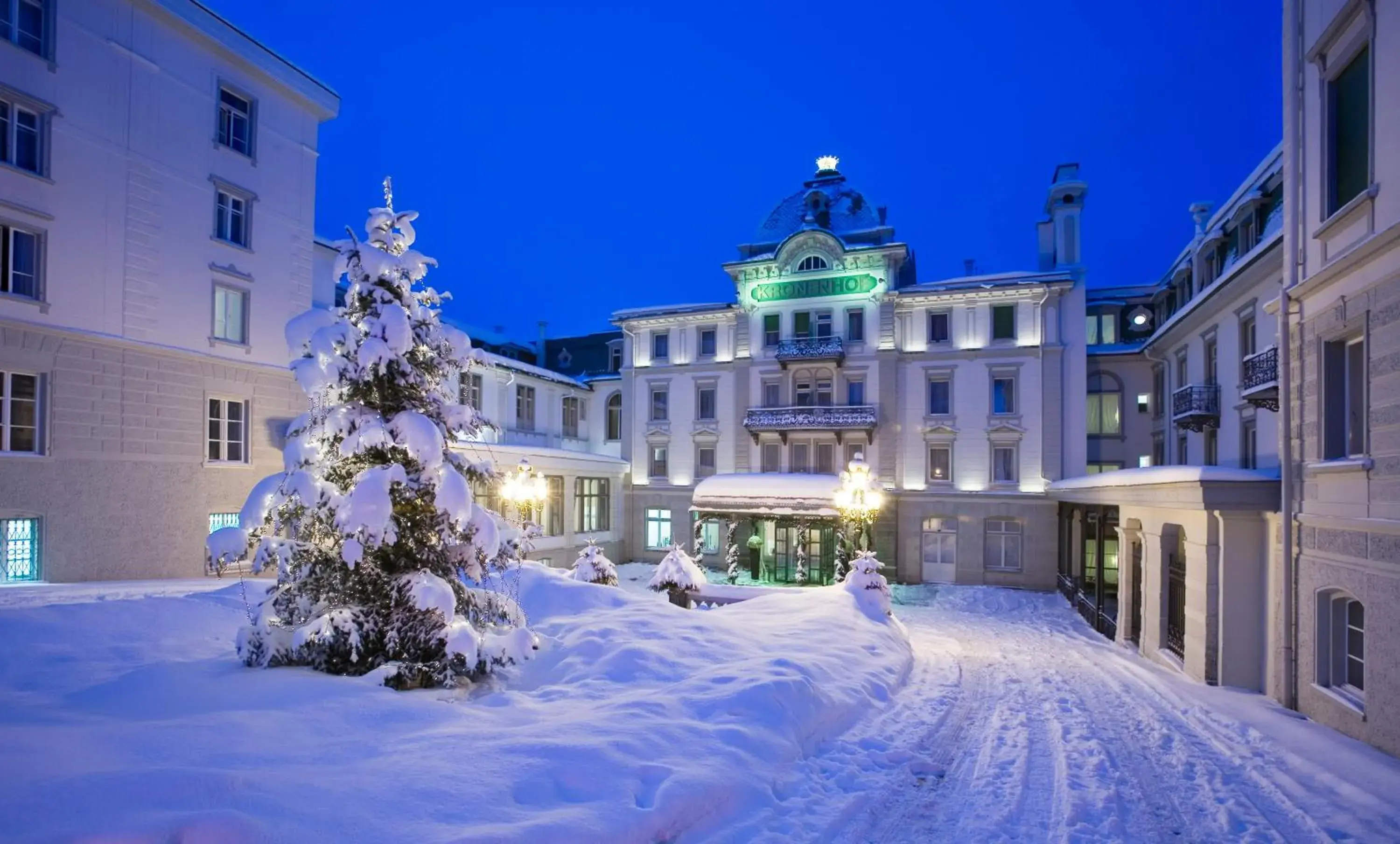 Facade/entrance, Winter in Grand Hotel Kronenhof