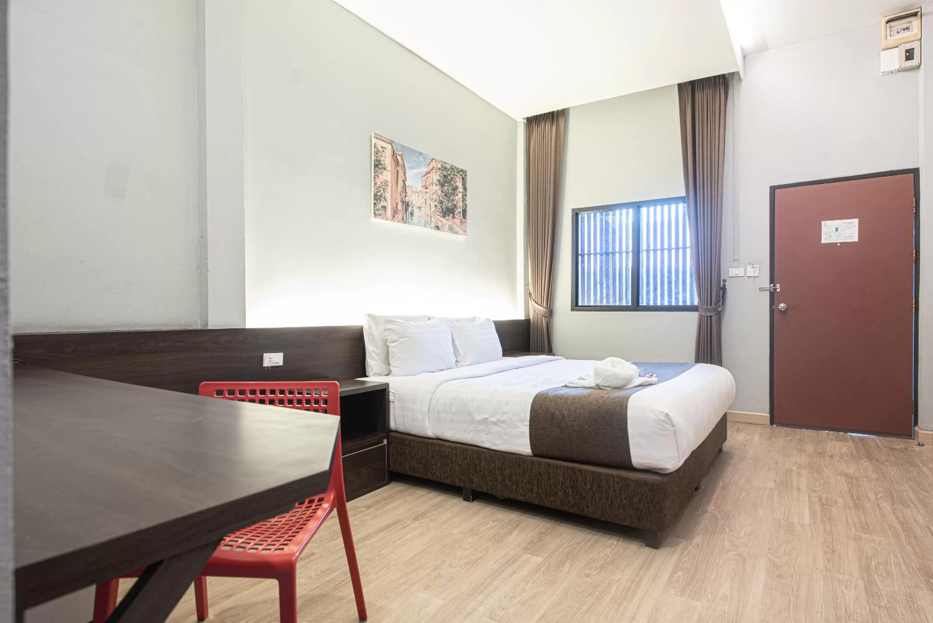 Photo of the whole room, Bed in Tarnsiri Boutique Resort