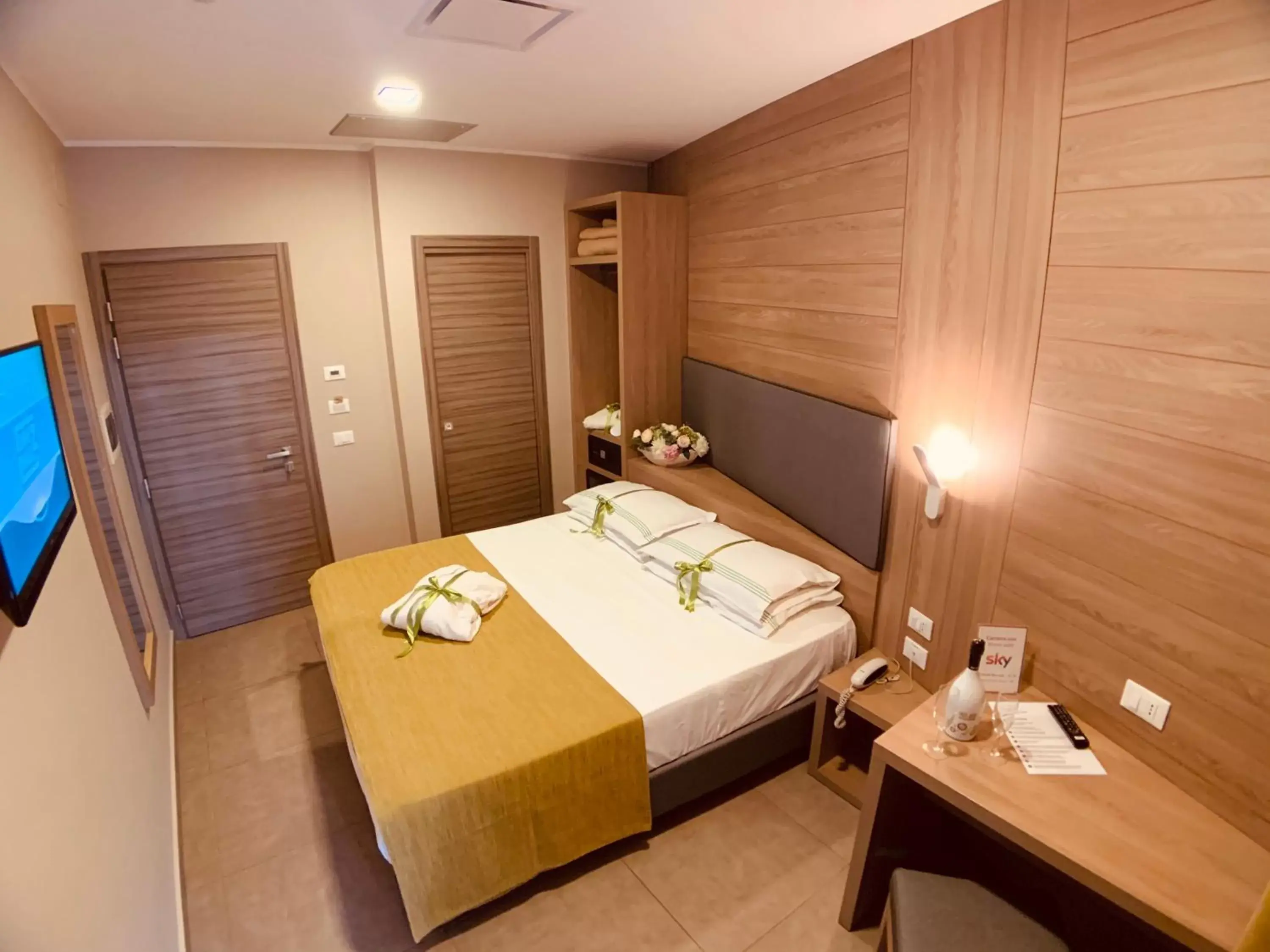 Photo of the whole room, Bed in Hotel Smeraldo Photo of the whole room, Bed in Hotel Smeraldo