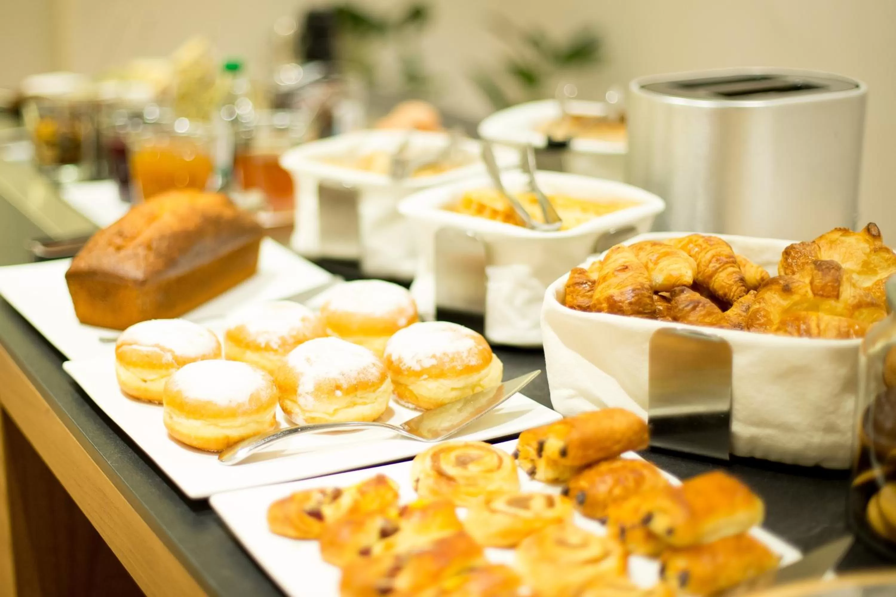 Buffet breakfast in Hôtel des Voyageurs Boutique