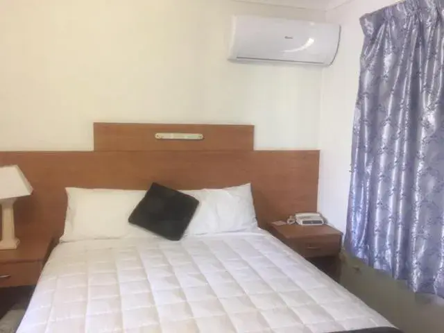 Bed in Bridge View Motel Bed in Bridge View Motel