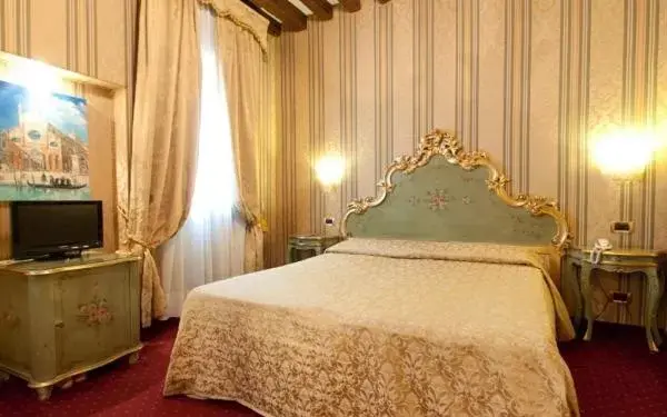 Bedroom, Bed in Hotel al Graspo de Ua