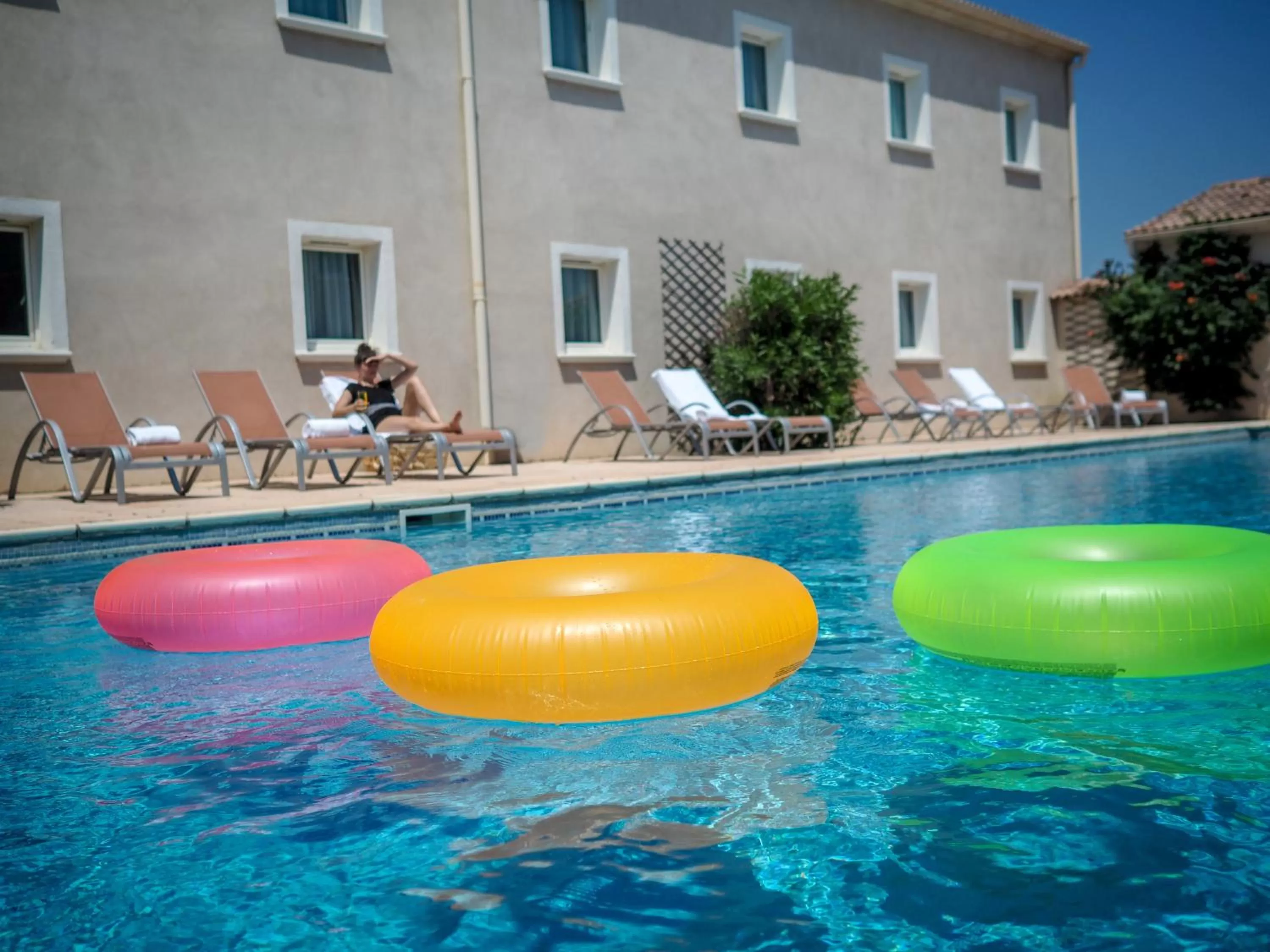 Swimming pool in ibis Orange Sud