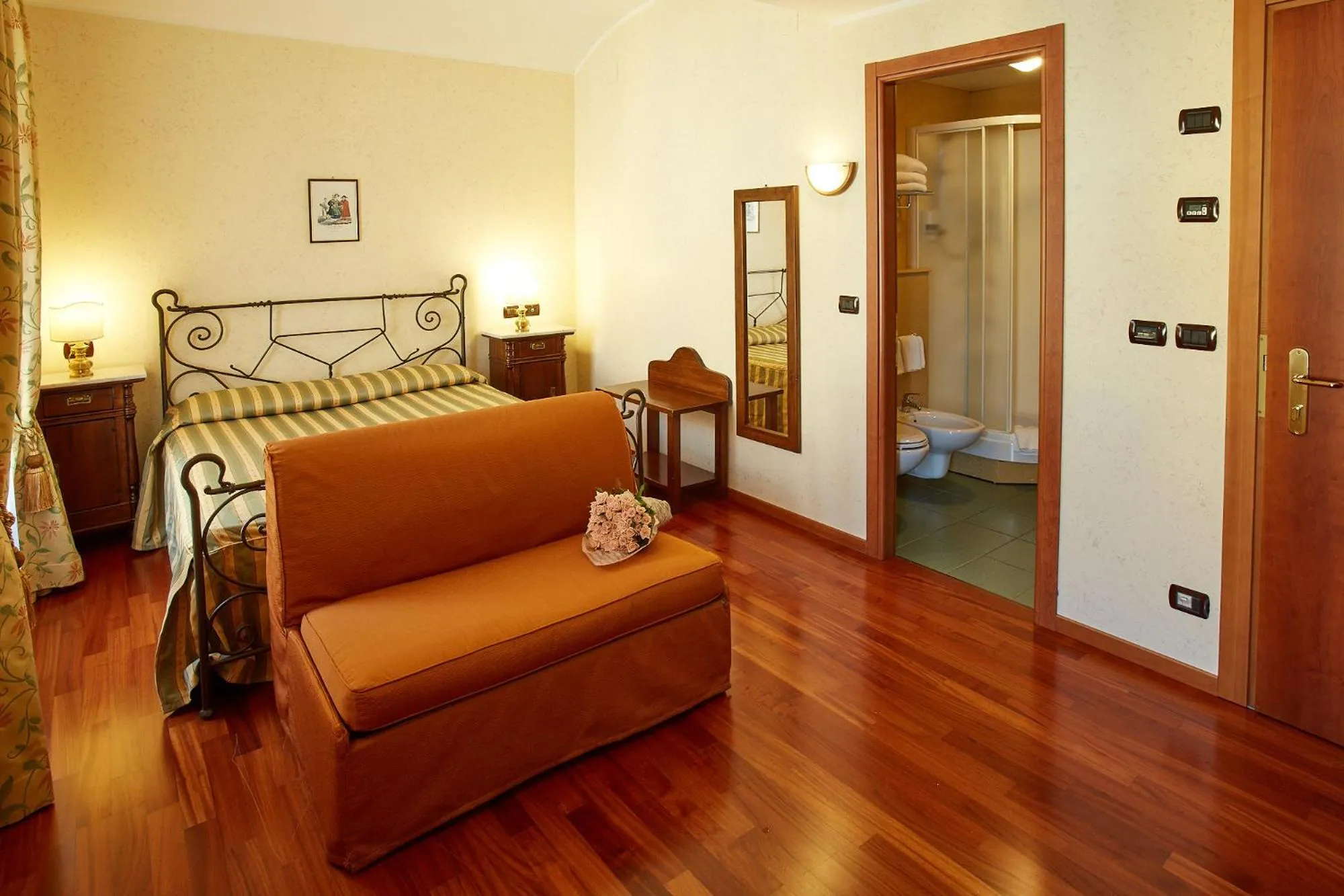 Photo of the whole room, Bed in Liberty Hotel