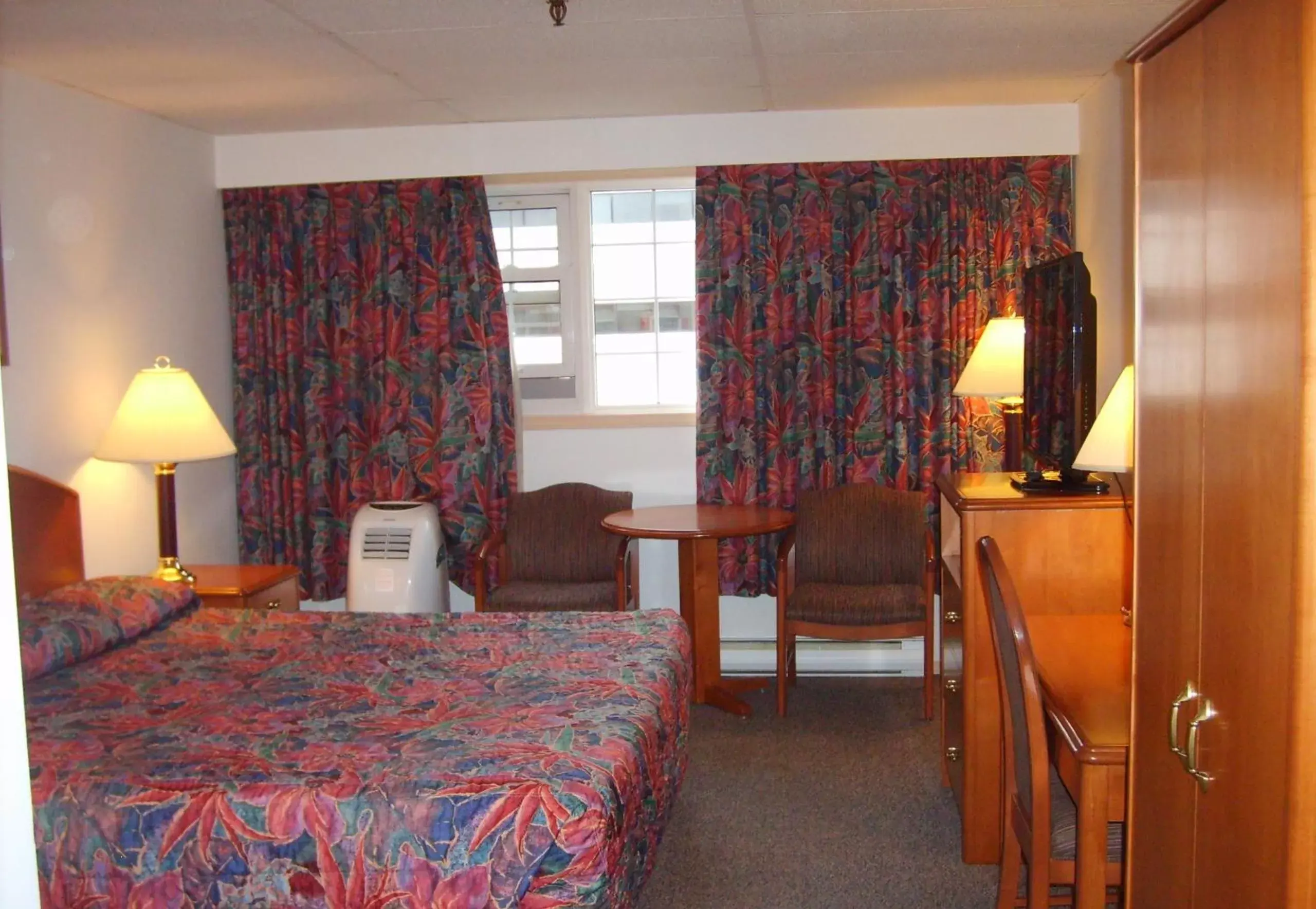 Photo of the whole room in Town and Mountain Hotel