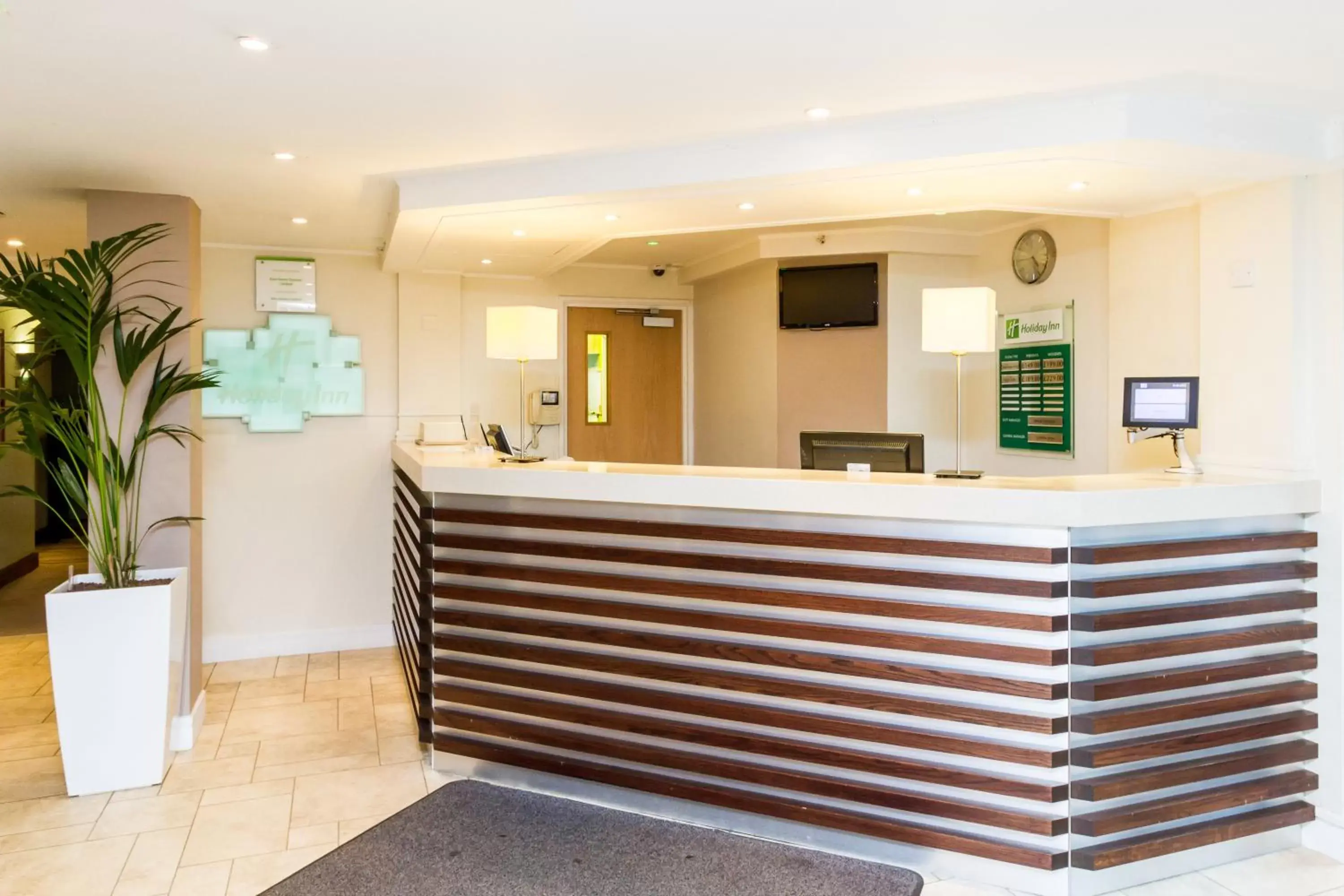 Property building, Lobby/Reception in Holiday Inn Lincoln, an IHG Hotel