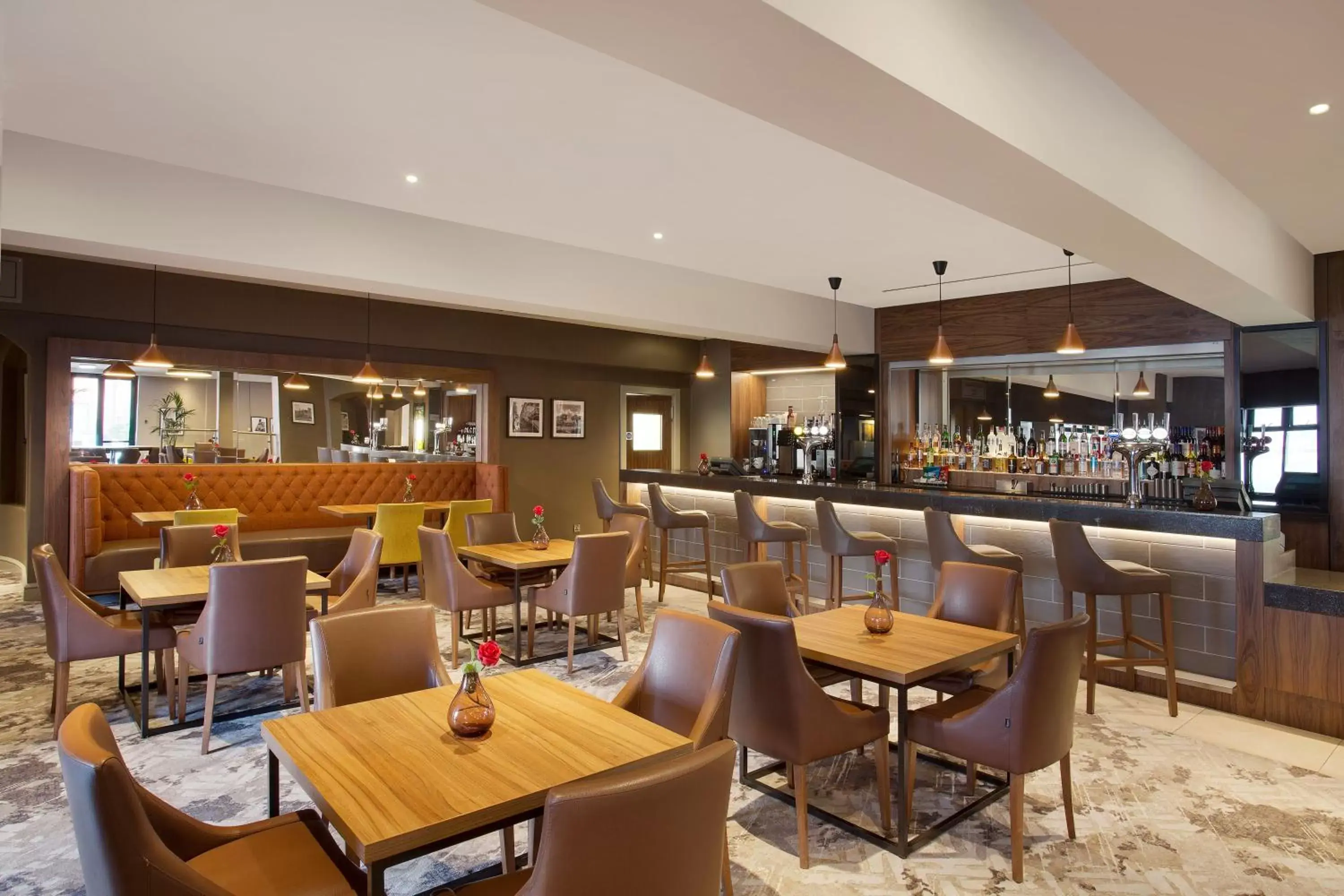Lounge or bar, Restaurant/Places to Eat in Leonardo Hotel East Midlands Airport - Formerly Jurys Inn