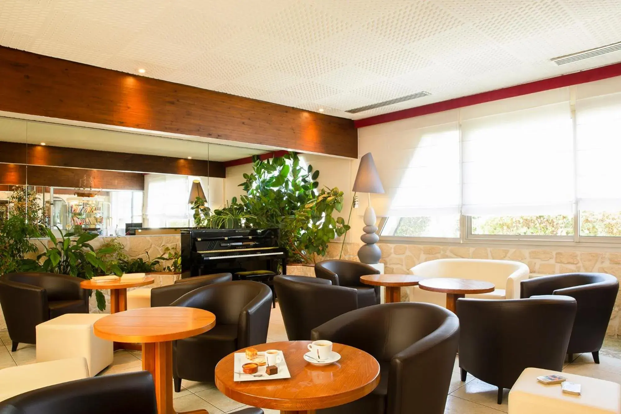 Lounge or bar in The Originals Boutique, Hôtel Aquilon, Saint-Nazaire Lounge or bar in The Originals Boutique, Hôtel Aquilon, Saint-Nazaire