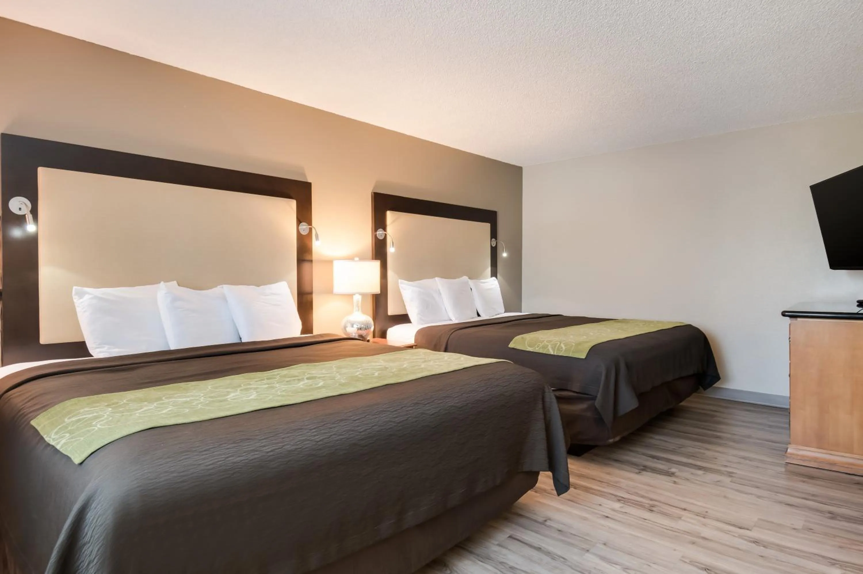 Bed in Rodeway Inn & Suites Portland West - Beaverton