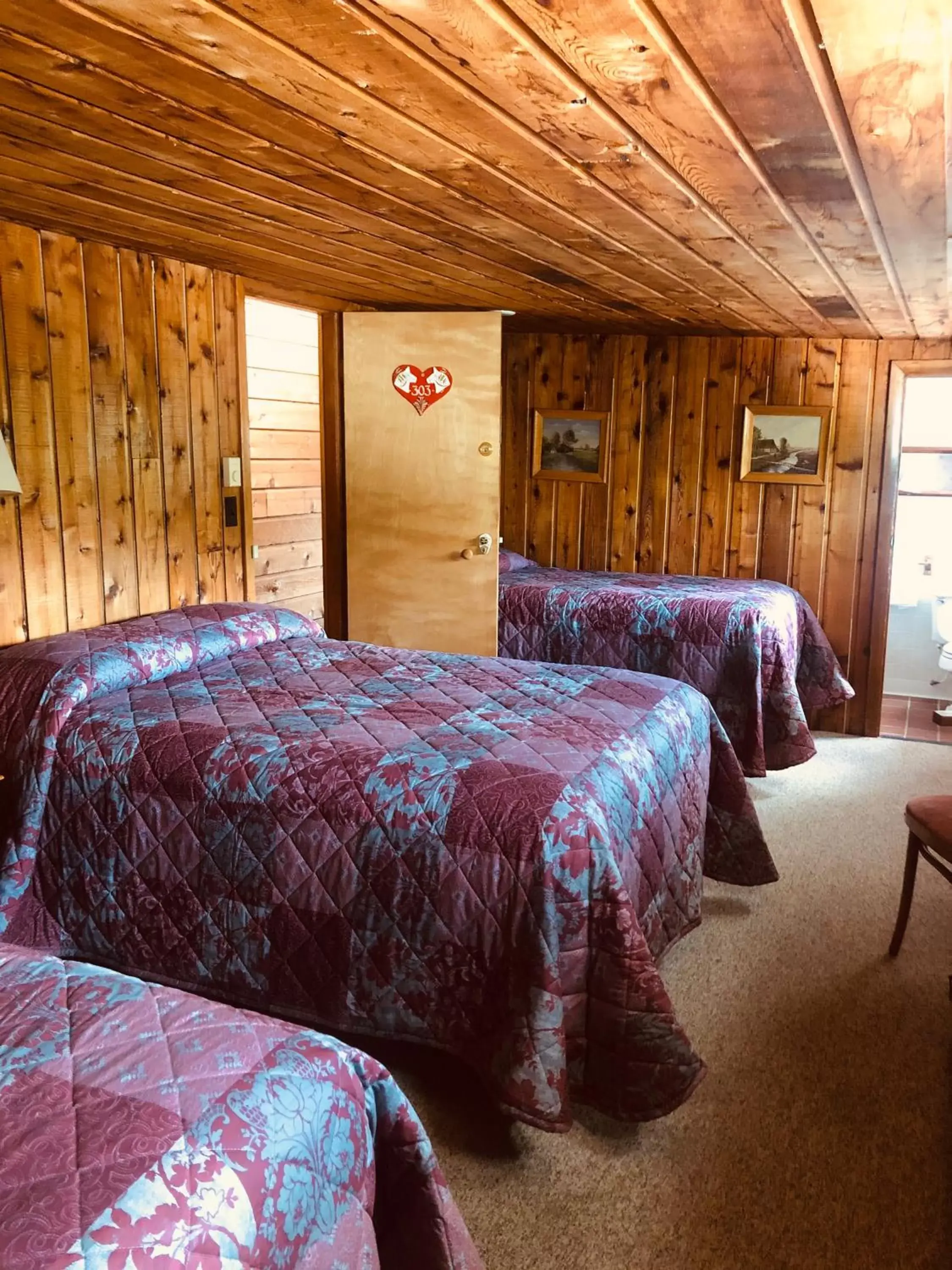 Photo of the whole room, Bed in Gray Ghost Inn