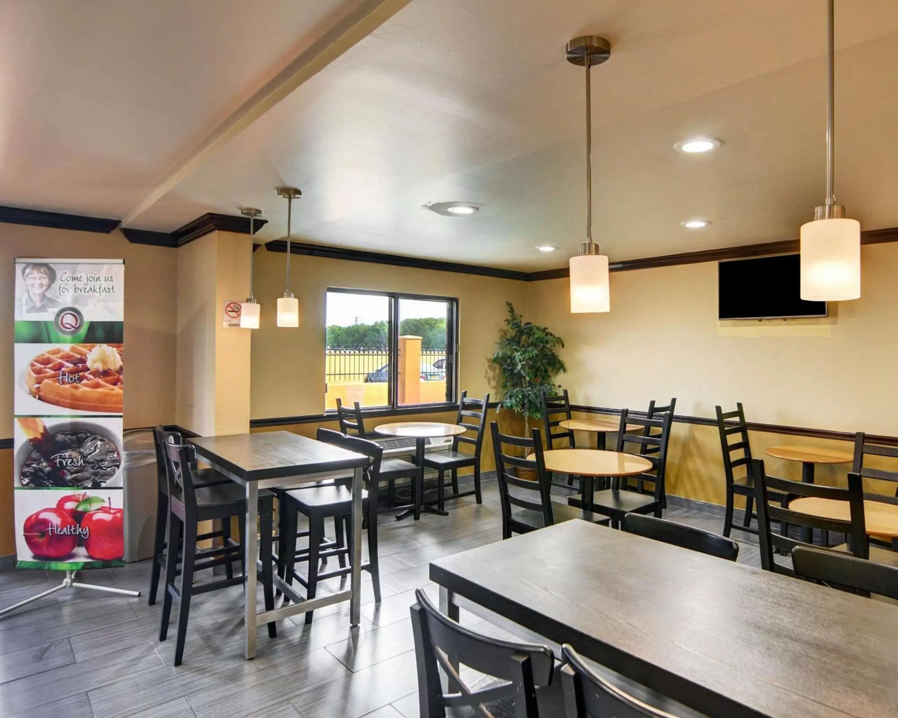 Restaurant/Places to Eat in Quality Inn DFW Airport North - Irving