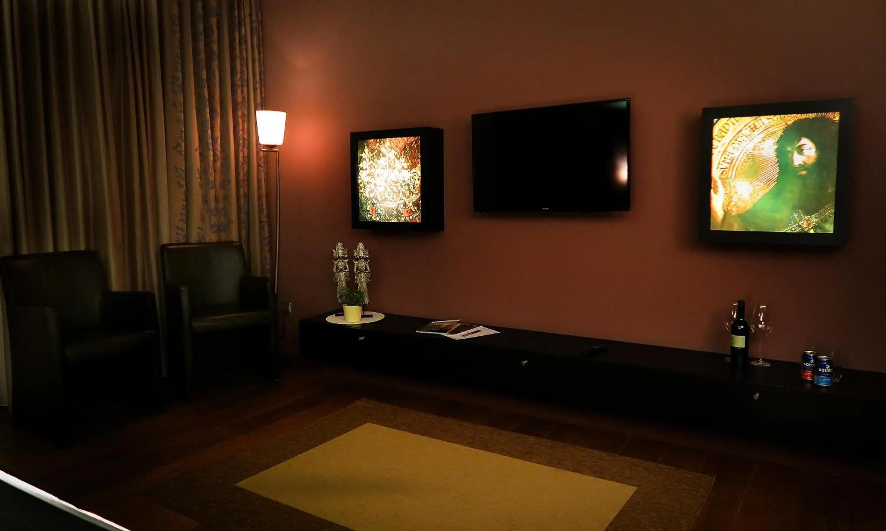 Bedroom, TV/Entertainment Center in Hotel Van Eyck