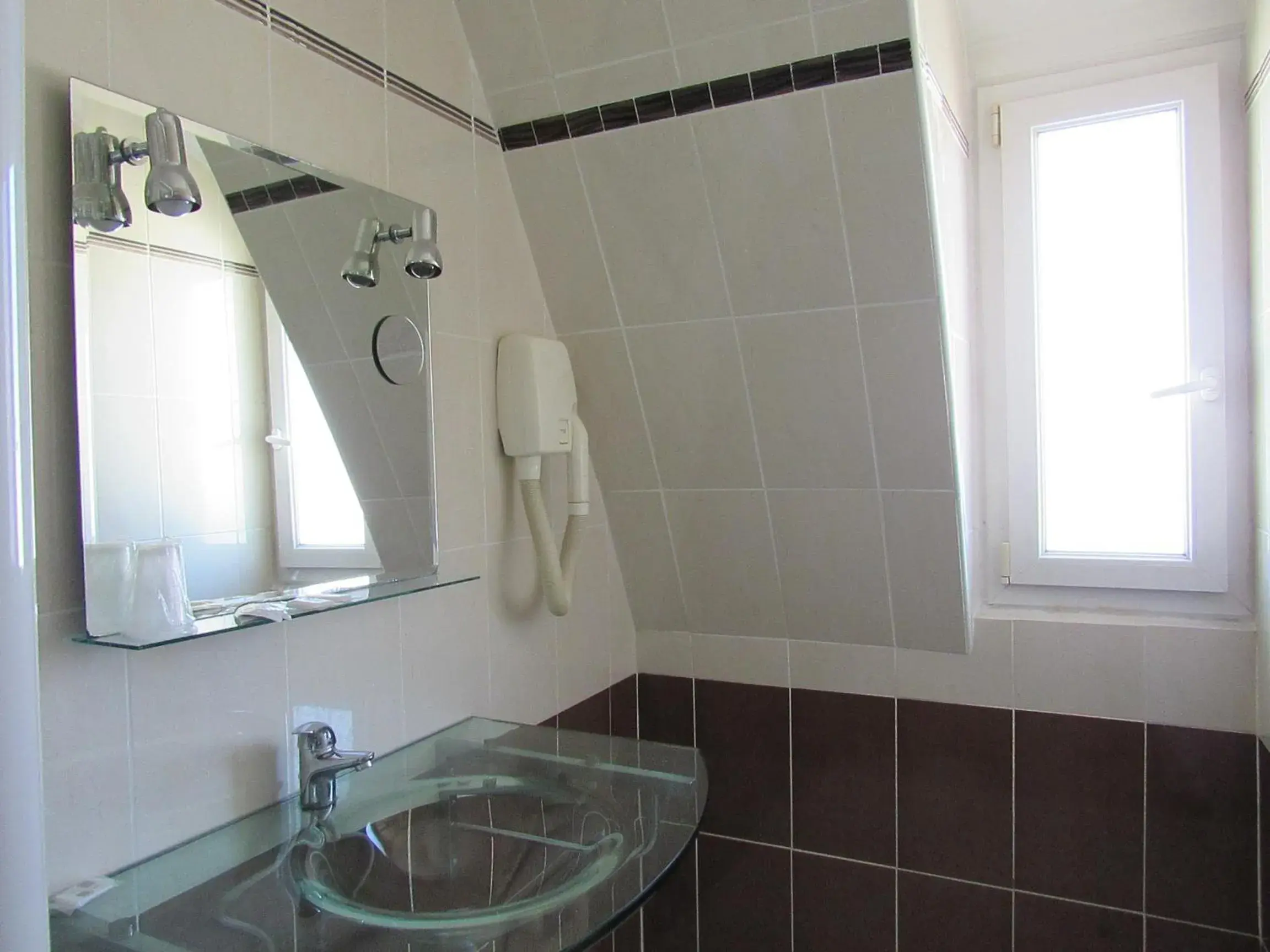 Bathroom, Kitchen/Kitchenette in Hotel Du Square D'Anvers