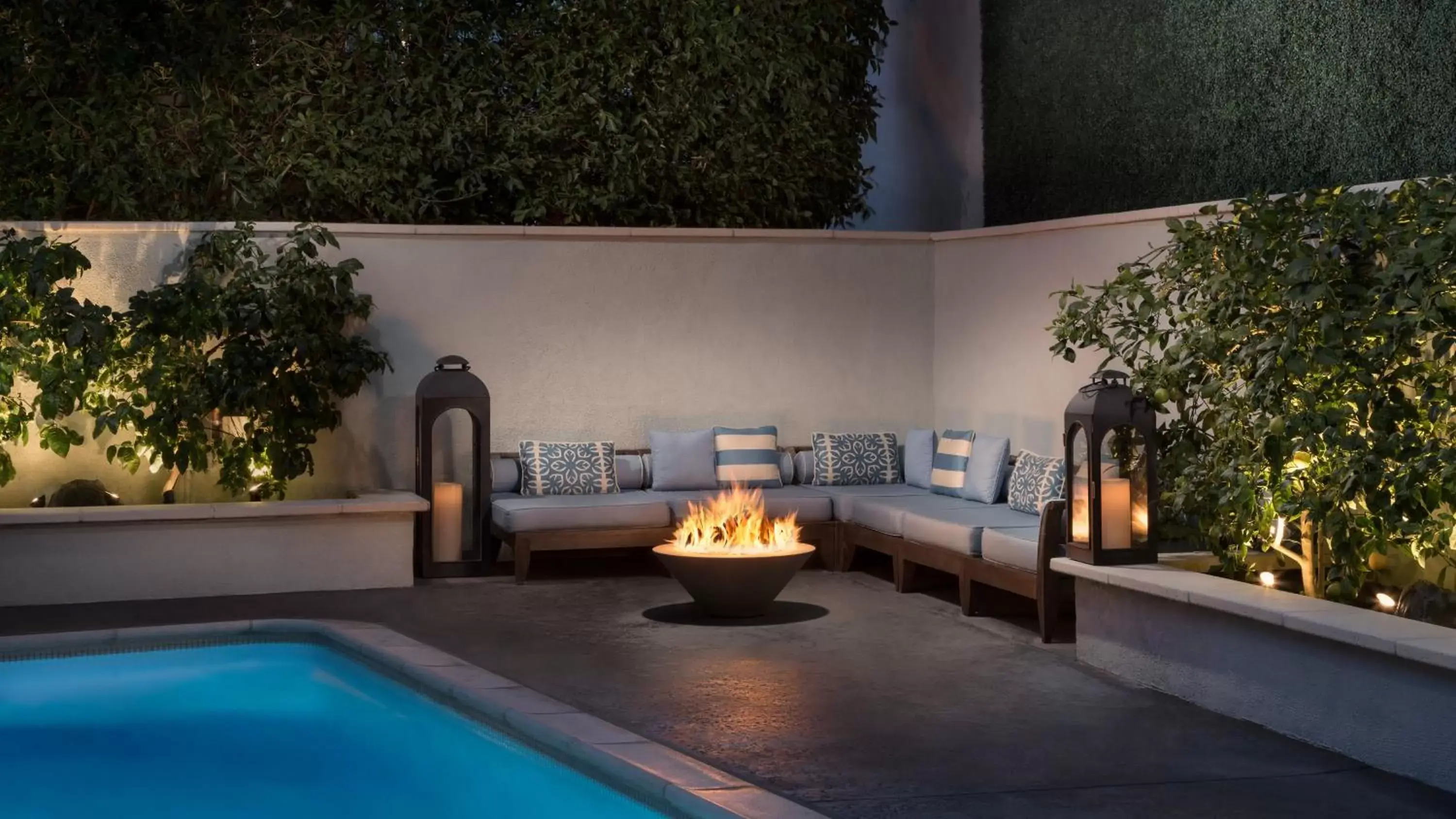 Lounge or bar, Swimming Pool in Mosaic Hotel Beverly Hills