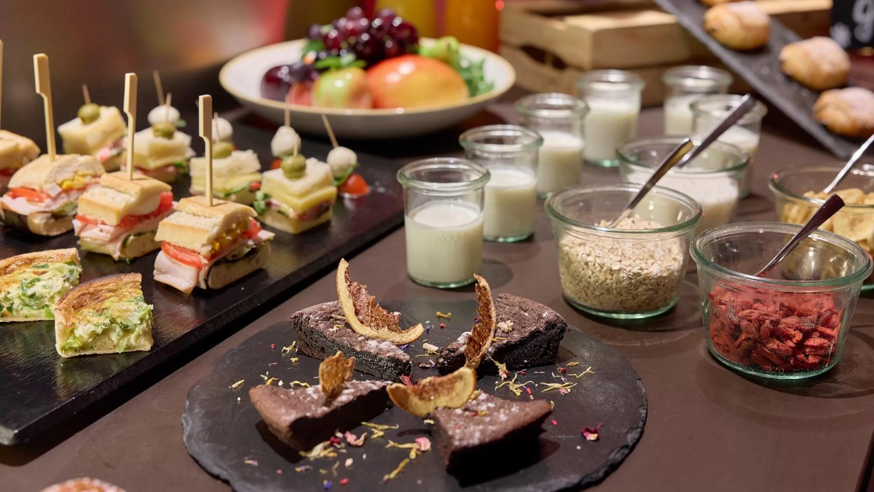 Restaurant/places to eat in Novotel Zurich City West