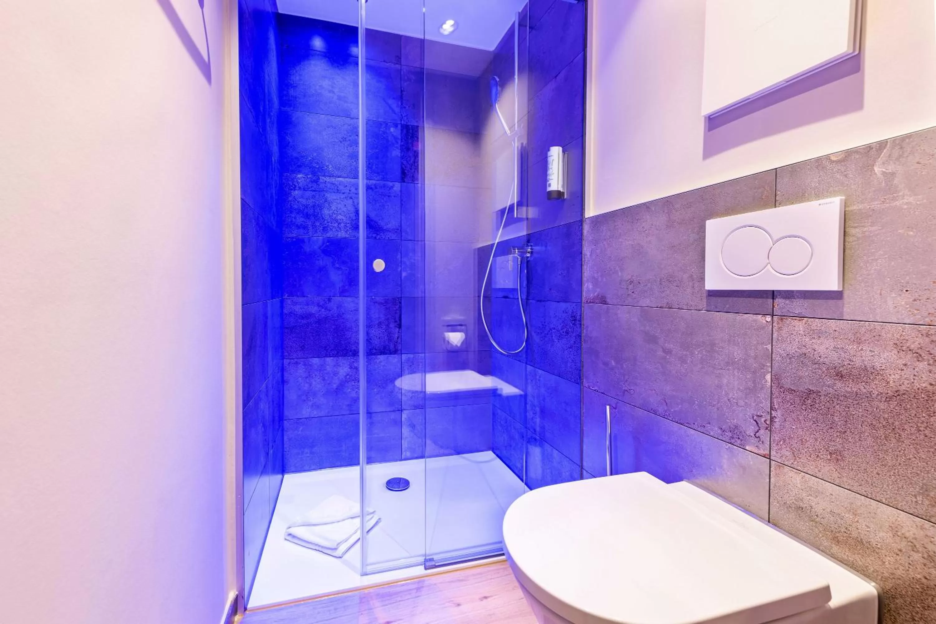 Bathroom in BOLLWERK Lifestyle Hotel, automatisiertes Hotel mit Self Check In