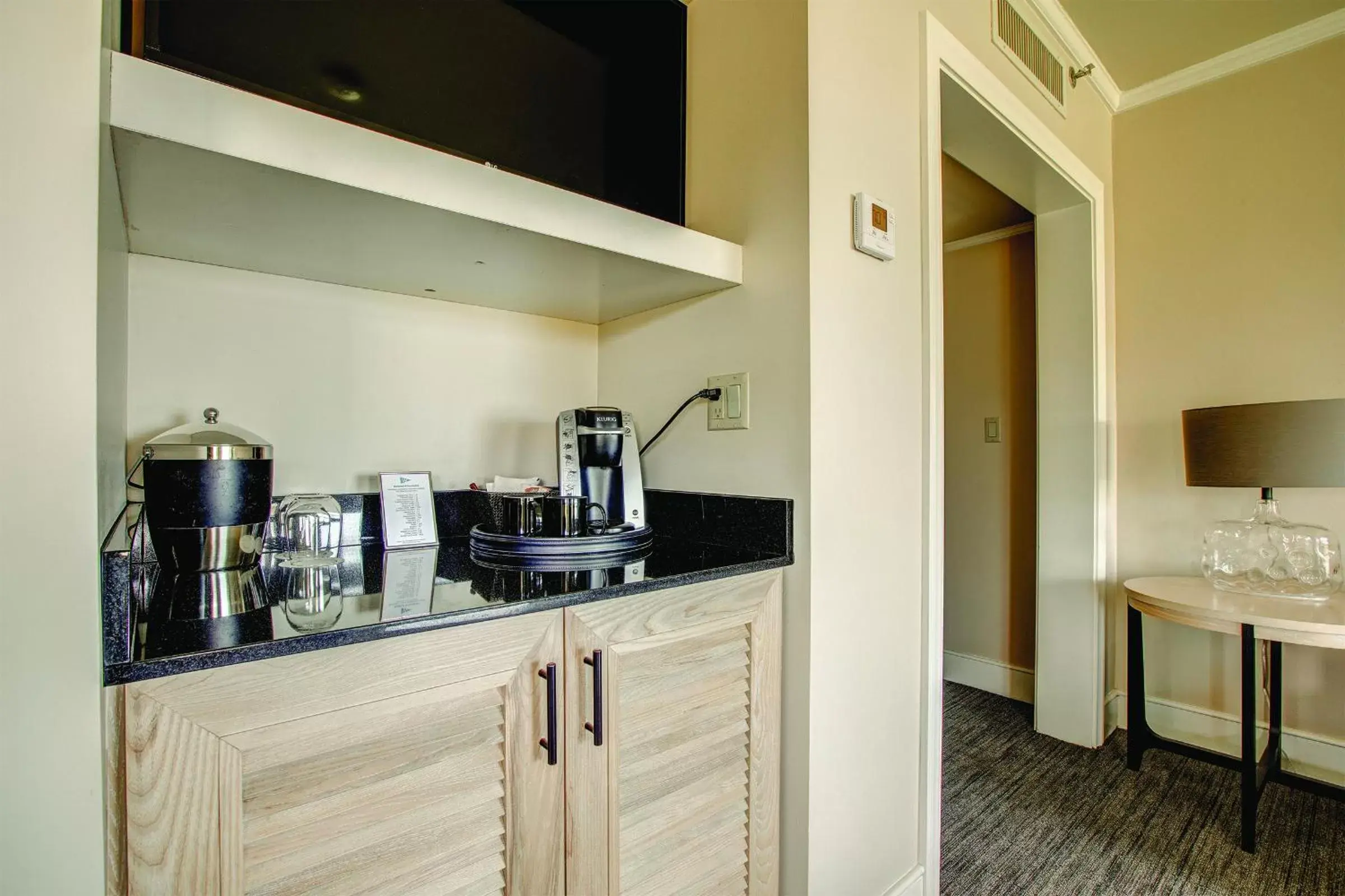 Coffee/tea facilities, Kitchen/Kitchenette in Woodmark Hotel & Still Spa