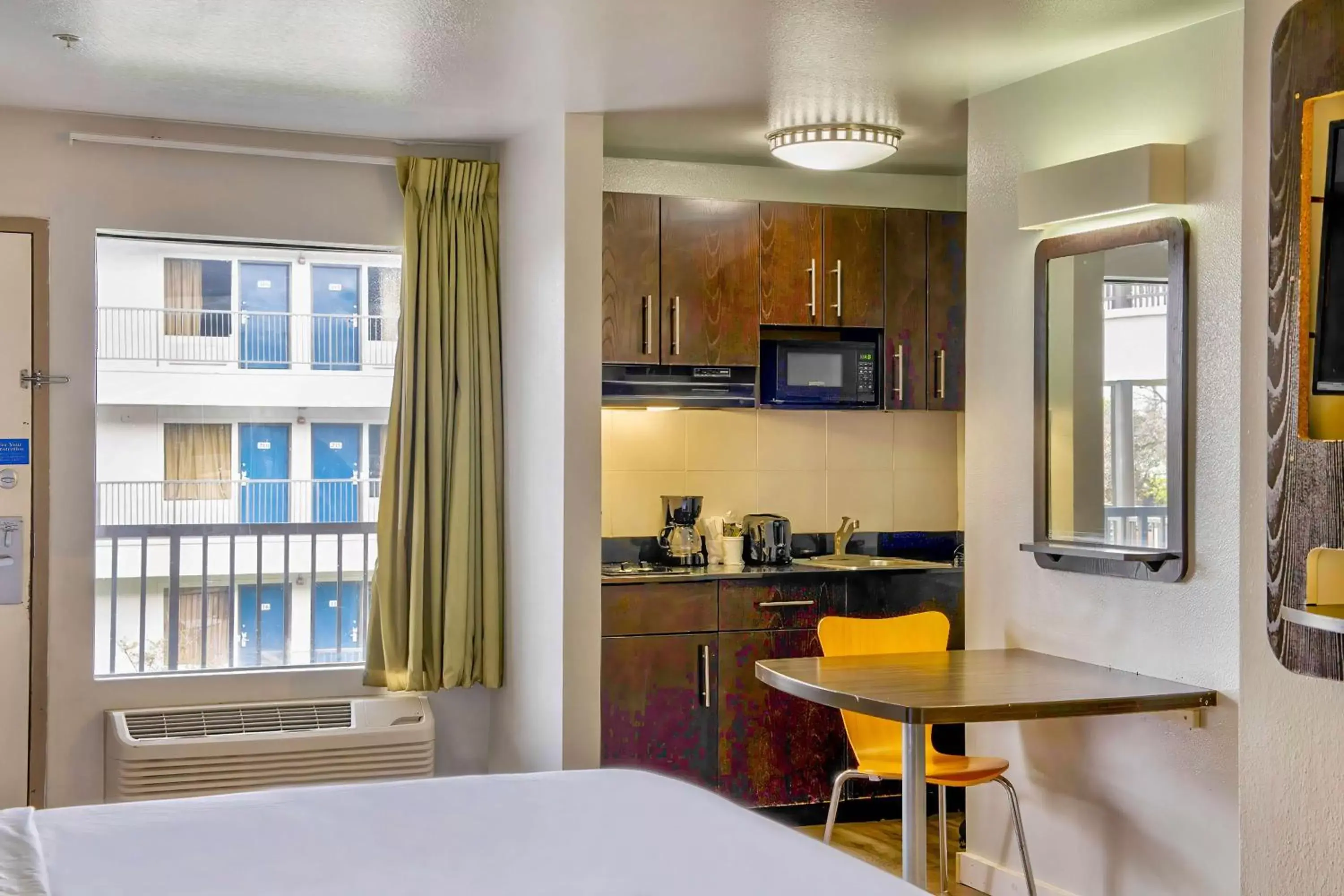 Bedroom, Bed in Studio 6-San Antonio, TX - Airport Bedroom, Bed in Studio 6-San Antonio, TX - Airport