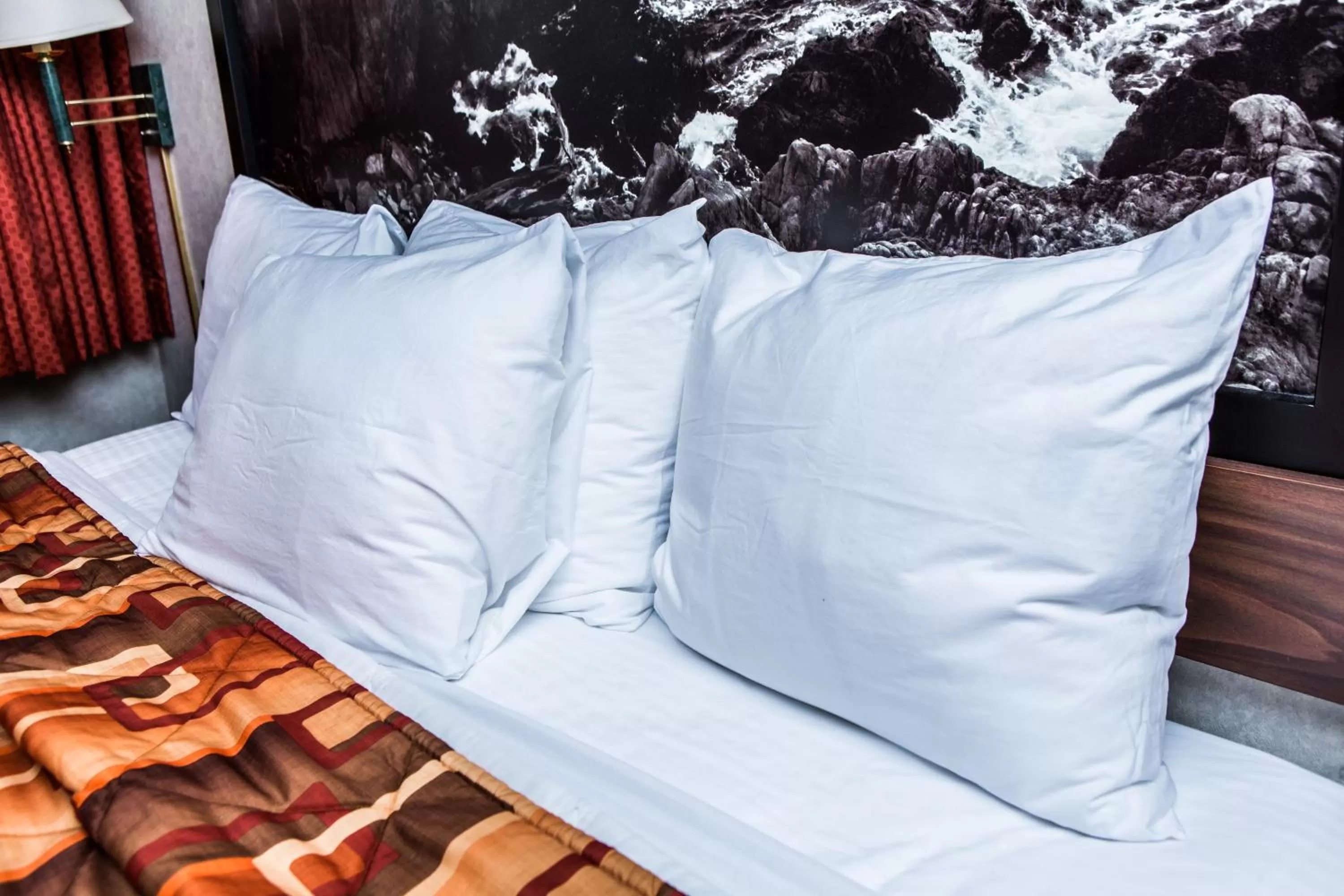 Bedroom, Bed in Pelican Inn