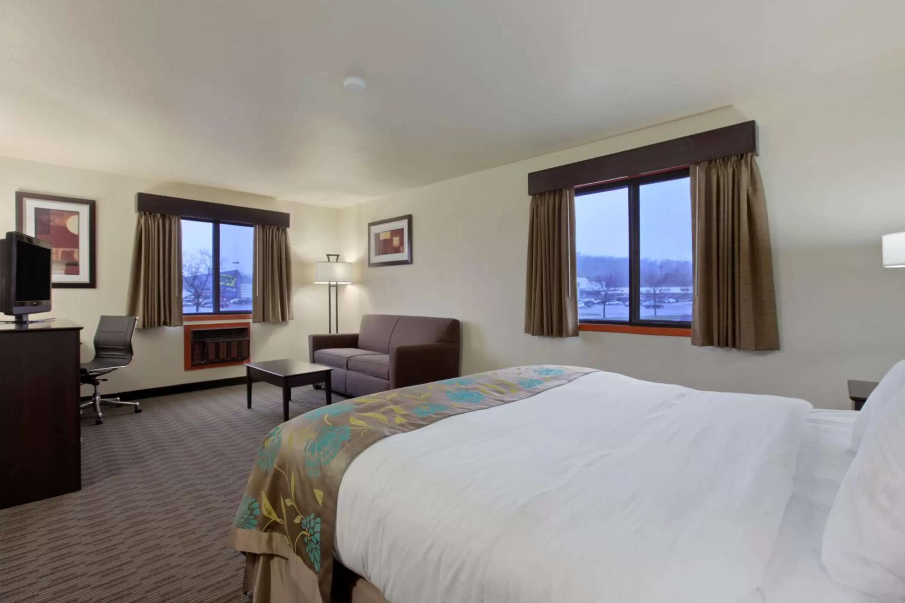 King Suite MoblilityAccessible - Non-Smoking in Baymont by Wyndham Eau Claire WI