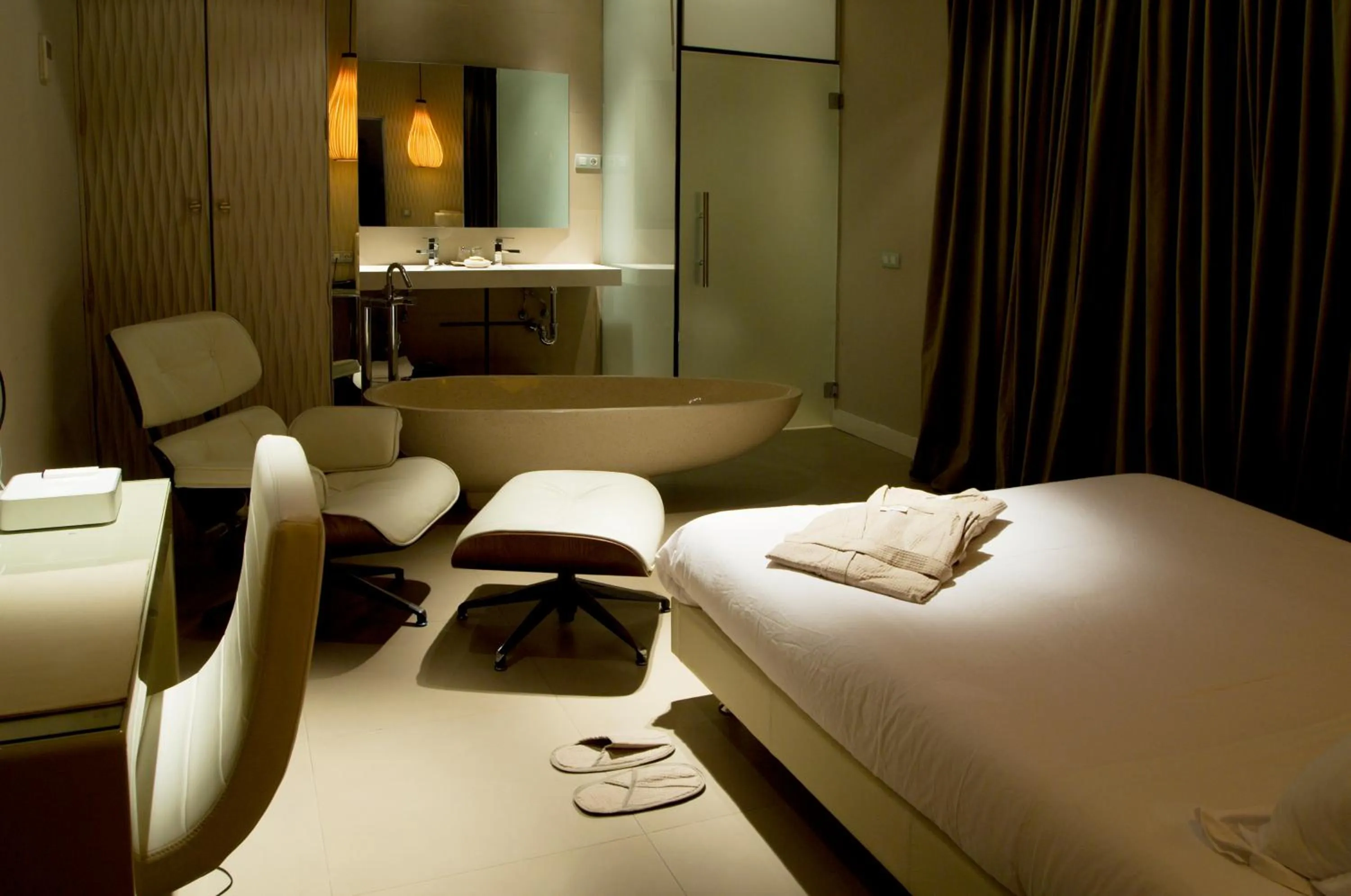 Photo of the whole room, Bed in Abalú Design Boutique Hotel Gran Via