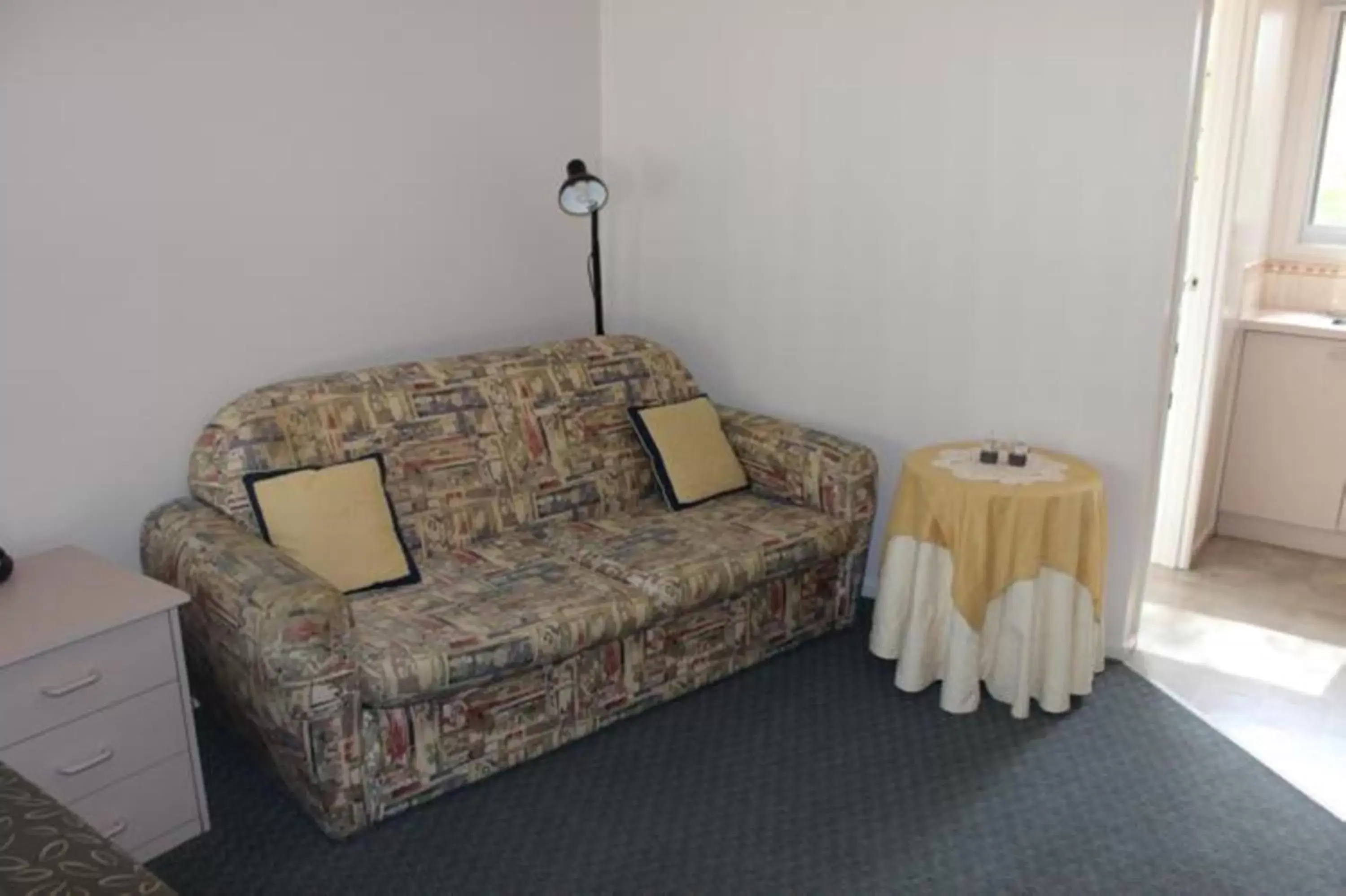 Living room, Seating Area in The Balnarring Motel
