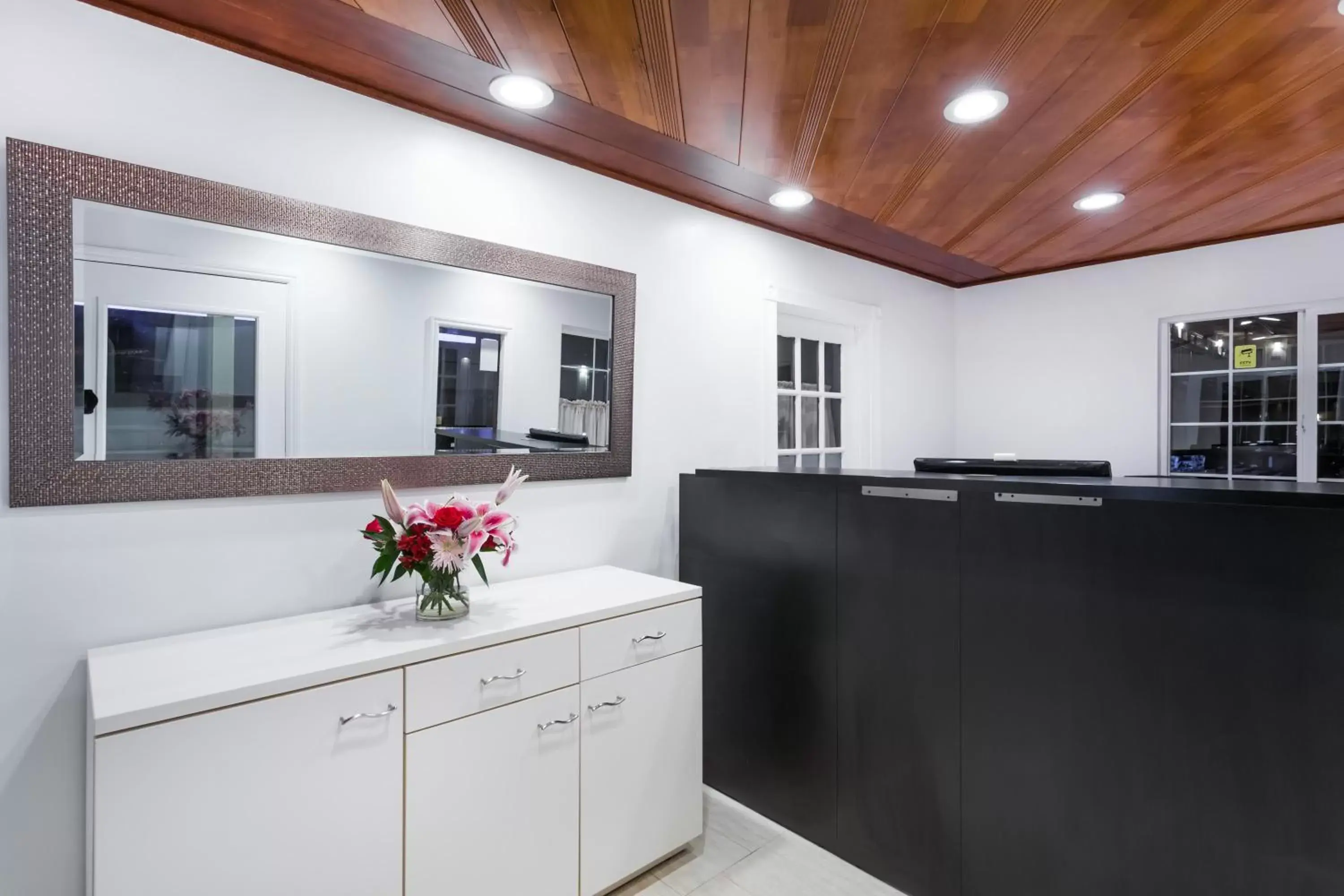 Lobby or reception, Kitchen/Kitchenette in Howard Johnson By Wyndham Berkeley