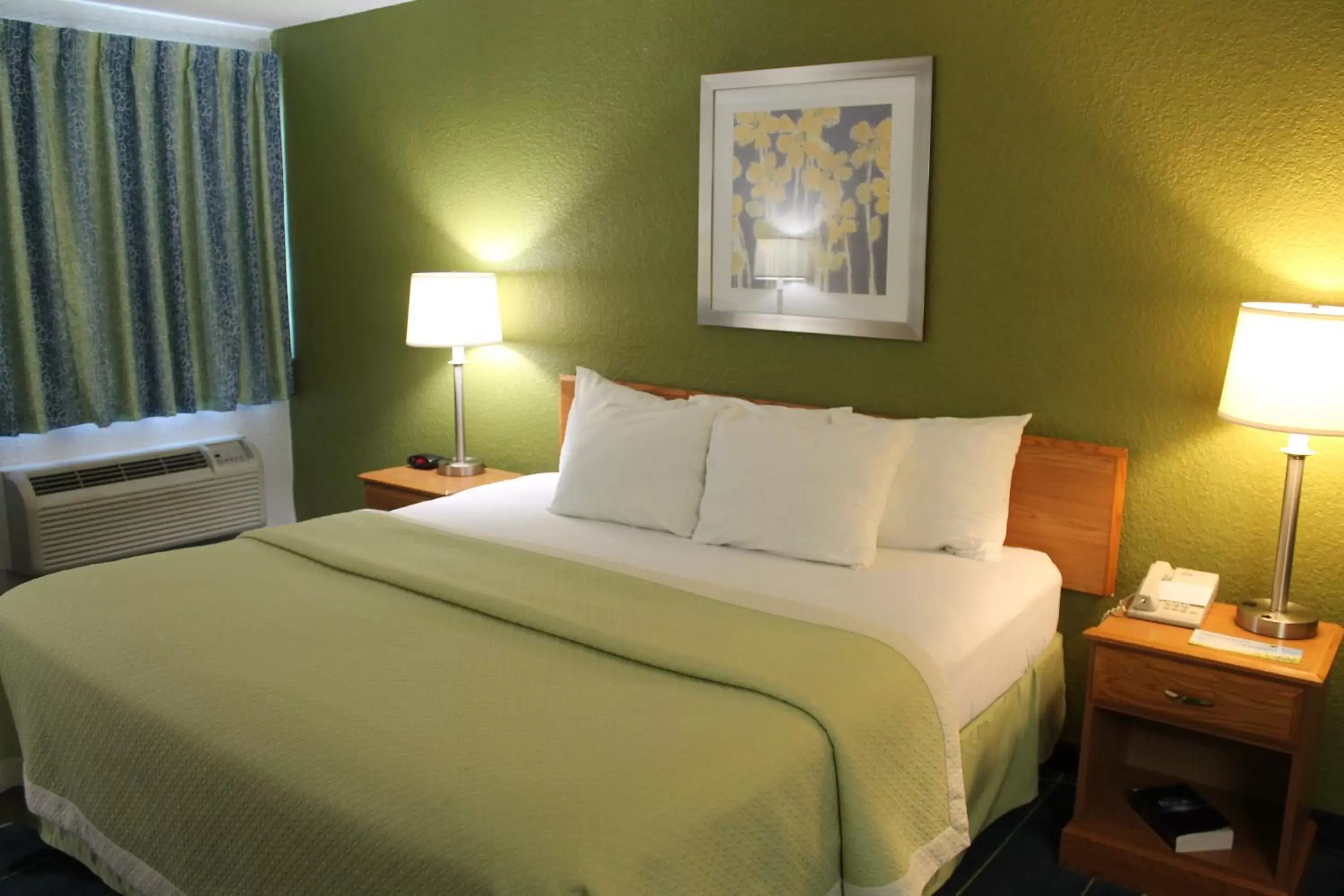 Bed in Days Inn & Suites by Wyndham Bridgeport - Clarksburg