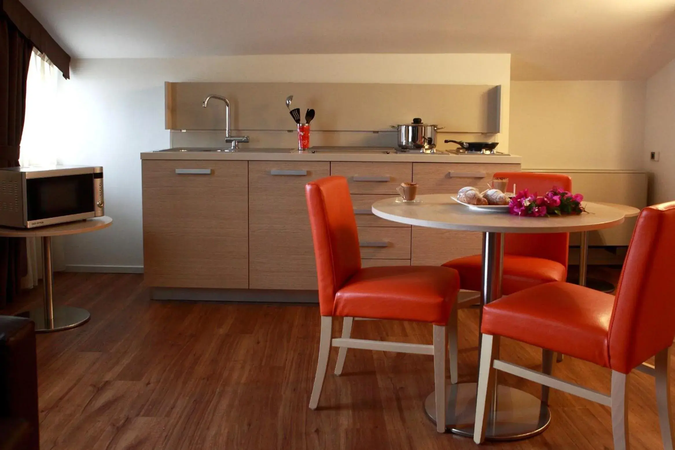 Photo of the whole room, Kitchen/Kitchenette in Hotel Colonne - Alihotels