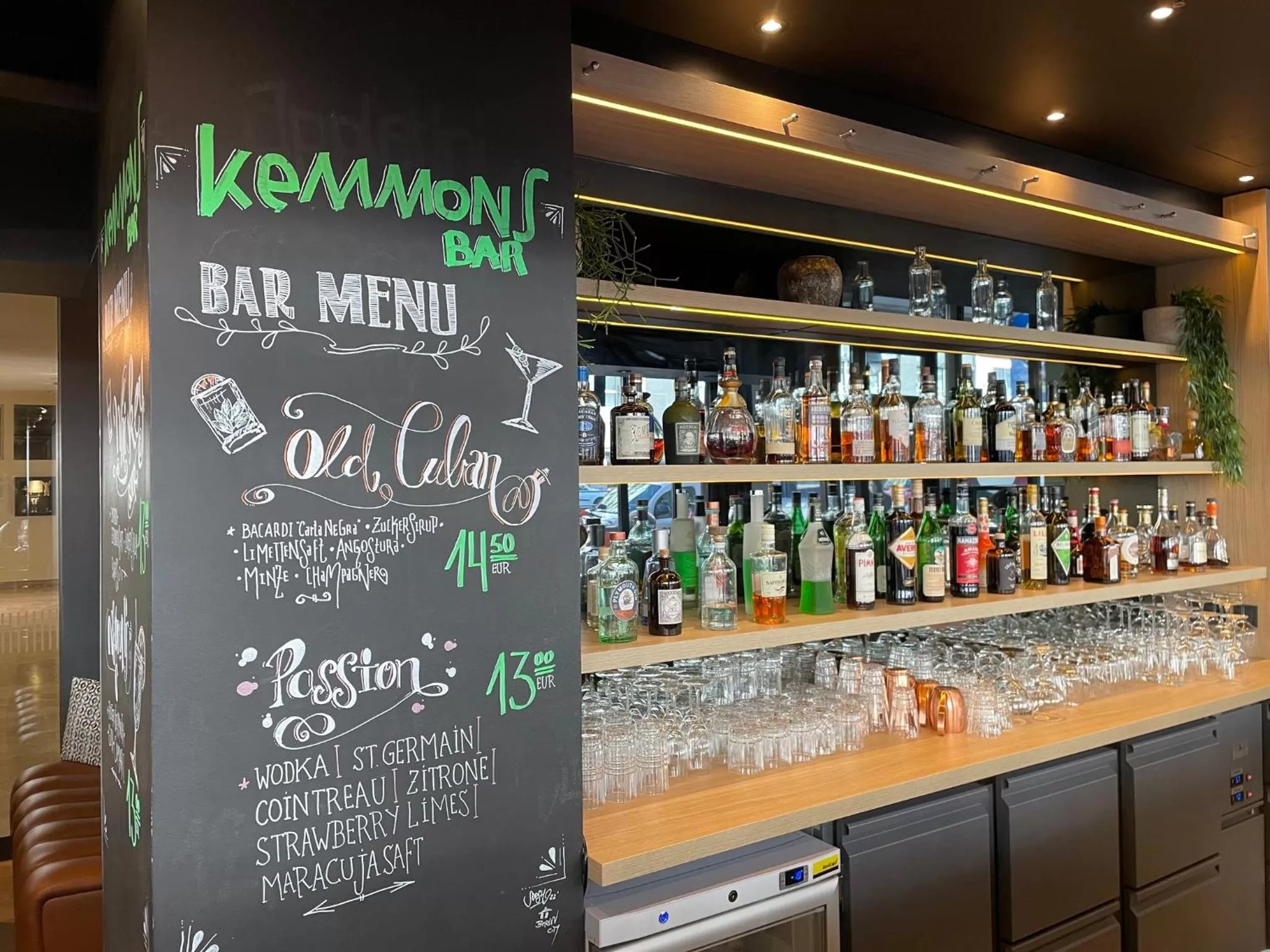Lounge or bar in Crowne Plaza Berlin City Centre Ku'damm by IHG