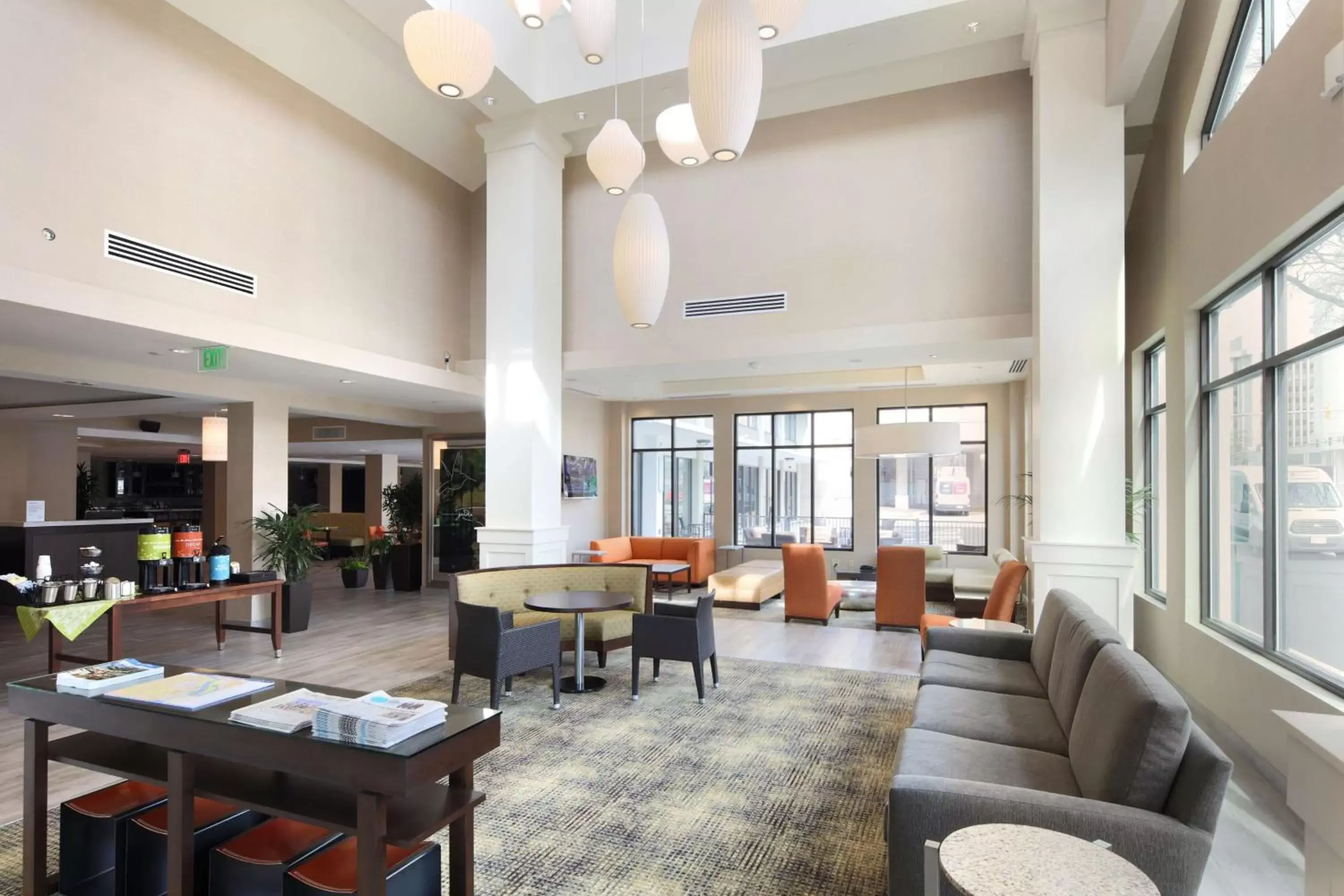 Lobby or reception, Lounge/Bar in Hilton Garden Inn Reagan National Airport