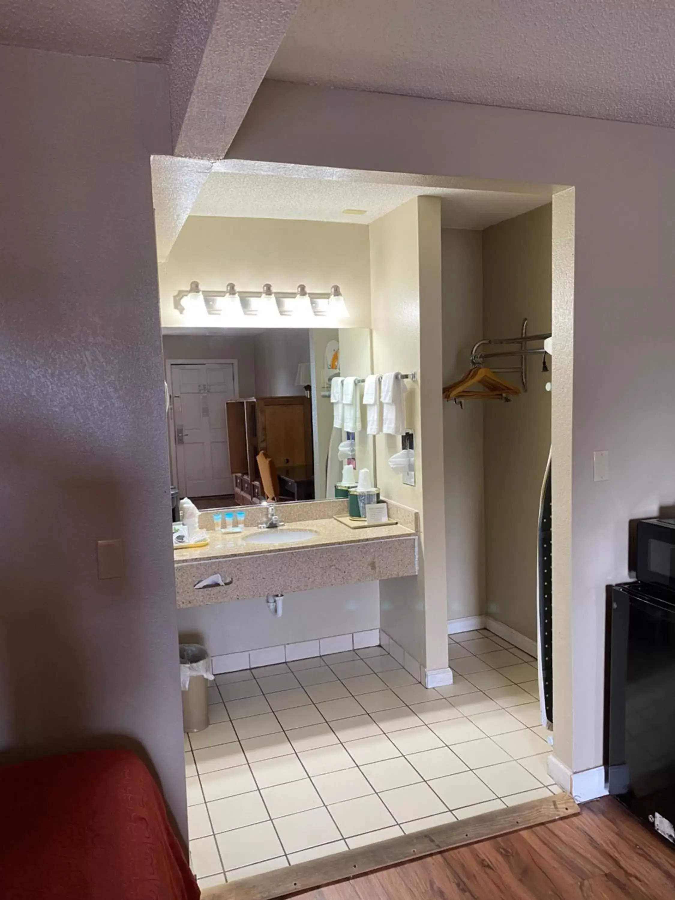 Kitchen/Kitchenette in Atlantic Shores Inn and Suites