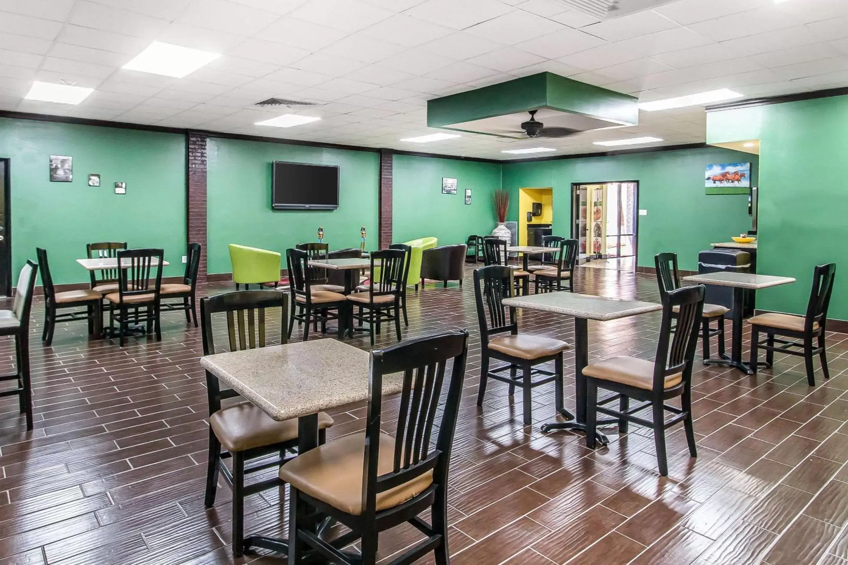 Restaurant/Places to Eat in Quality Inn Hinesville - Fort Stewart Area, Kitchenette Rooms - Pool - Guest Laundry