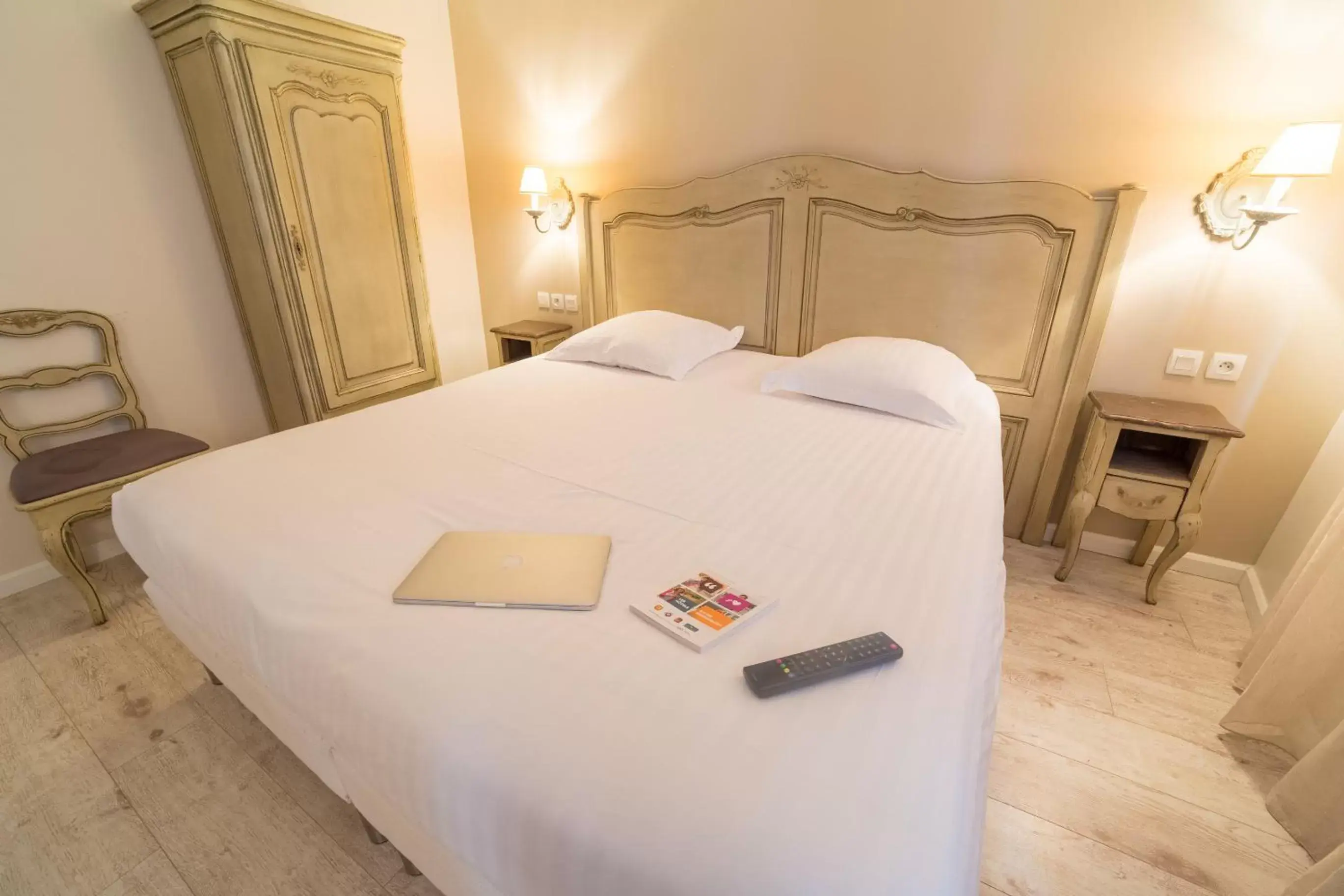 Bedroom in The Originals Boutique, Hôtel Les Poèmes de Chartres (Inter-Hotel)