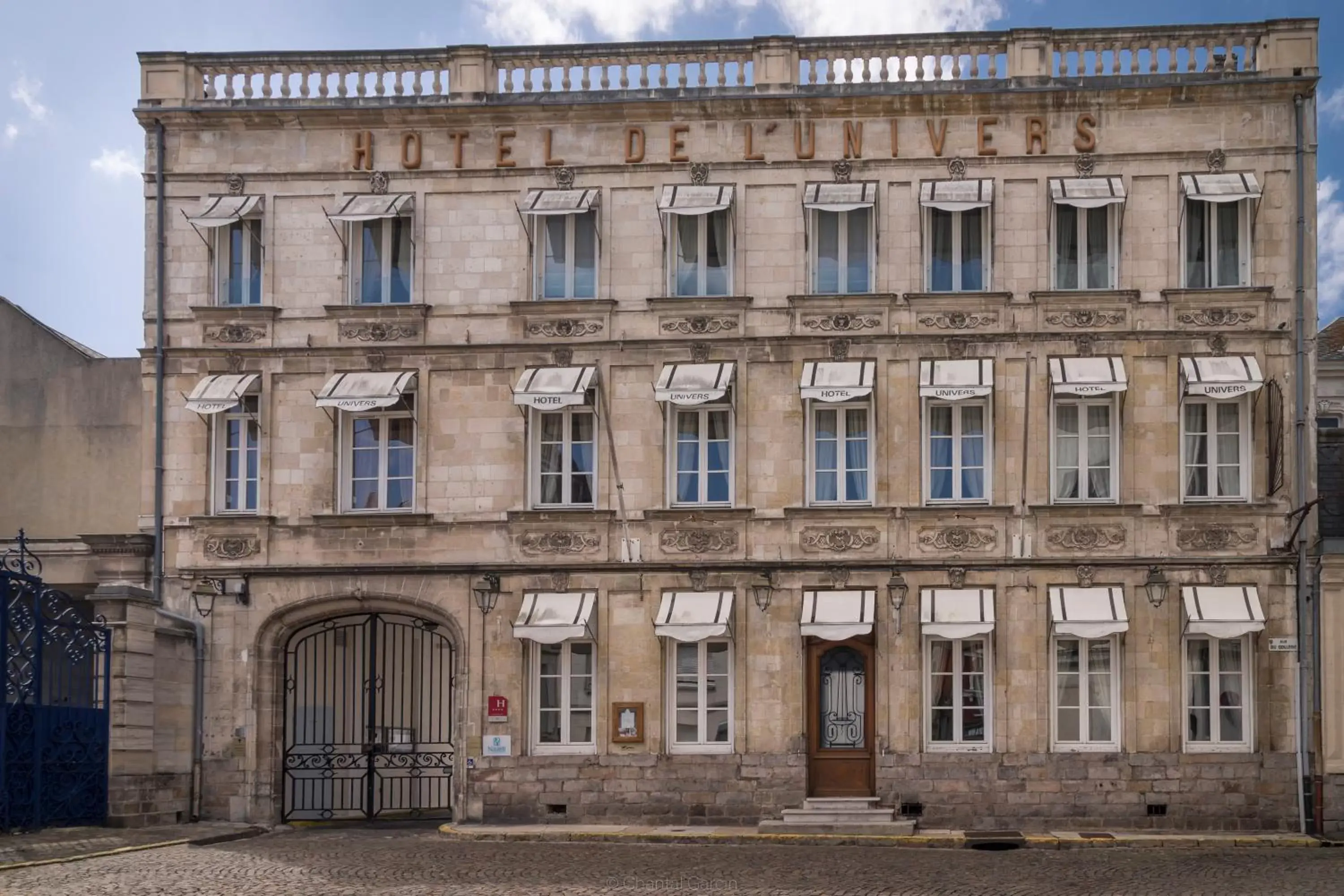 Property building in Hôtel de L'univers