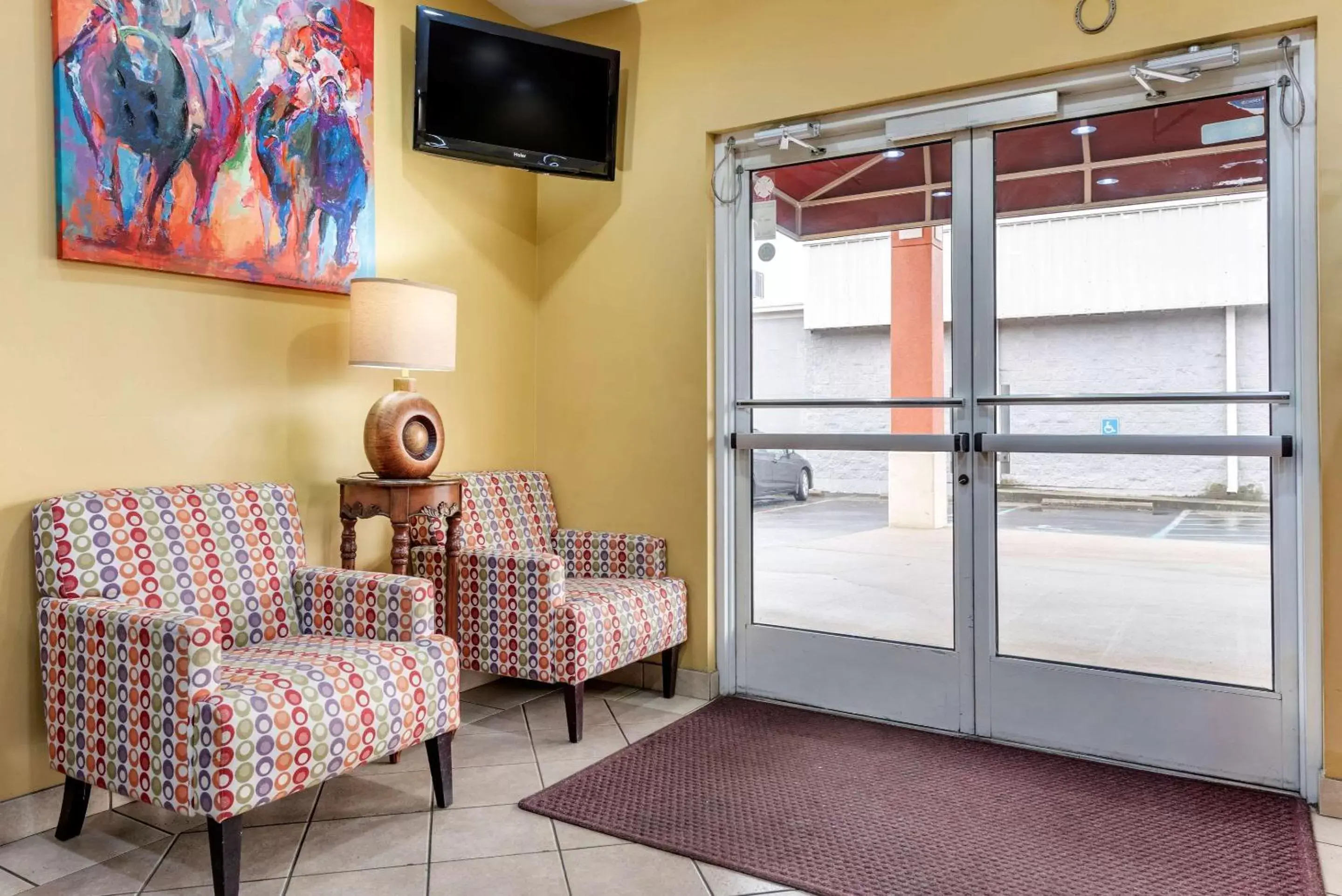 Lobby or reception, TV/Entertainment Center in Econo Lodge Airport Louisville