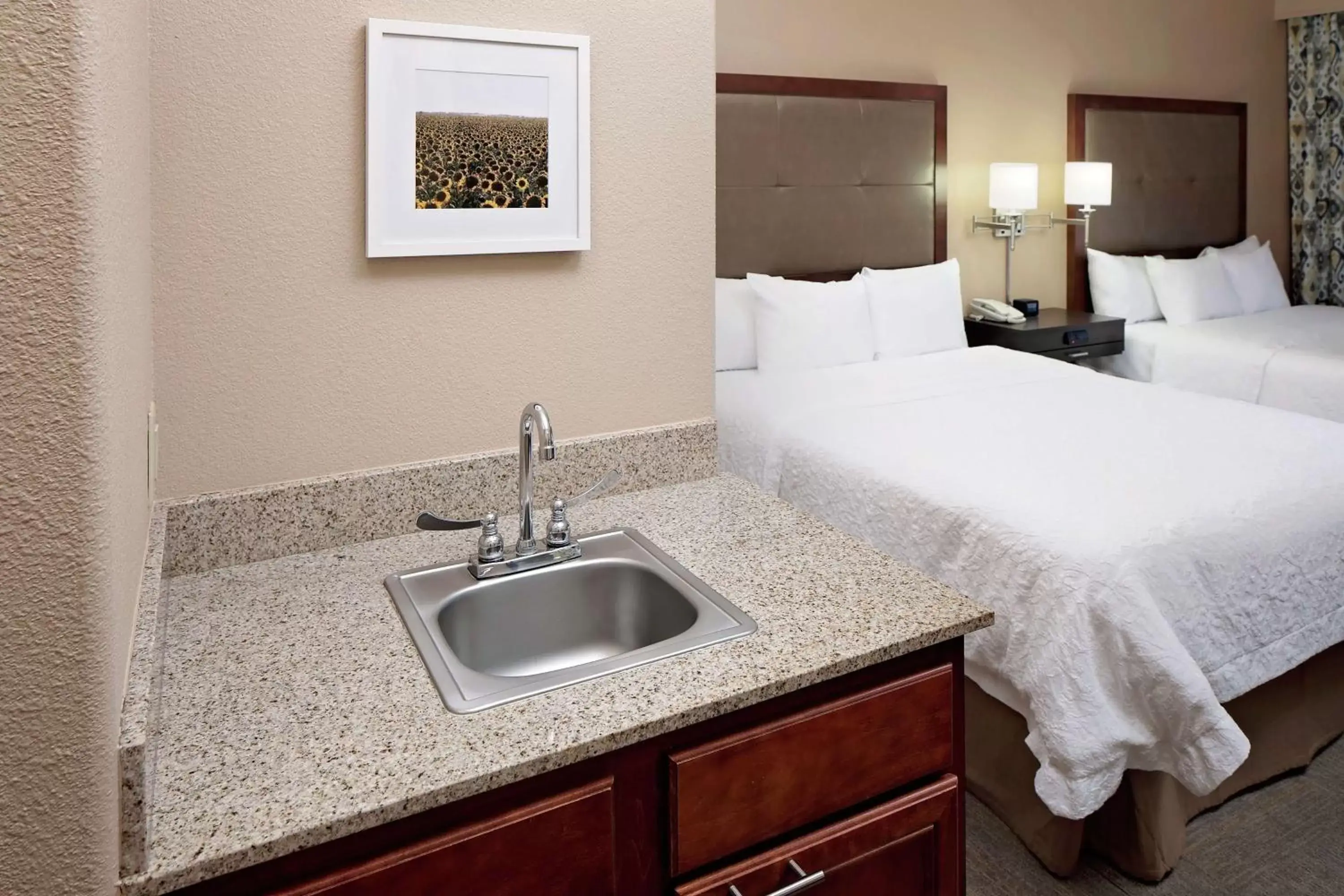 Bed, Kitchen/Kitchenette in Hampton Inn By Hilton & Suites Denton