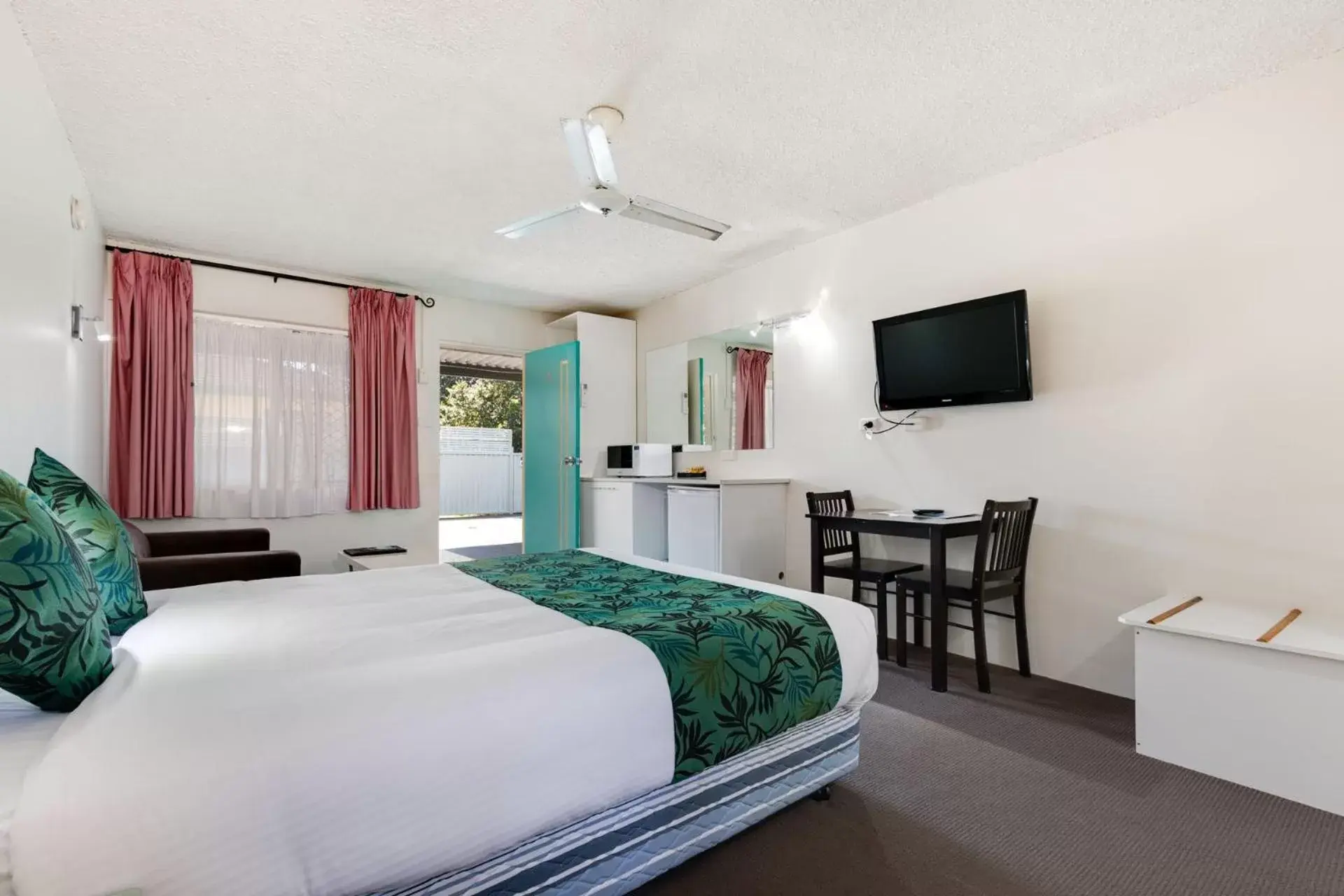 TV/Entertainment Center in Coffs Harbour Pacific Palms Motel