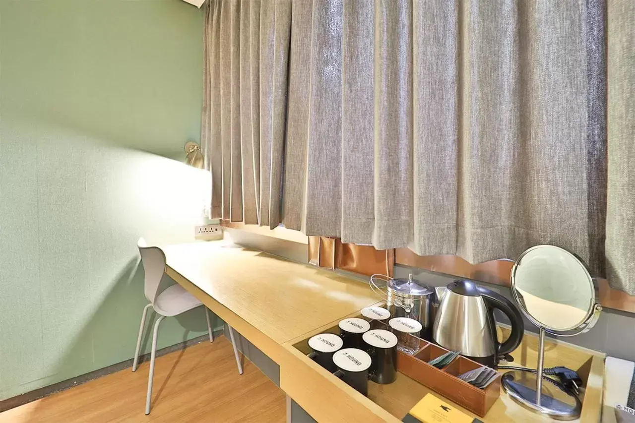 Coffee/tea facilities, Dining Area in Bay Hound Hotel