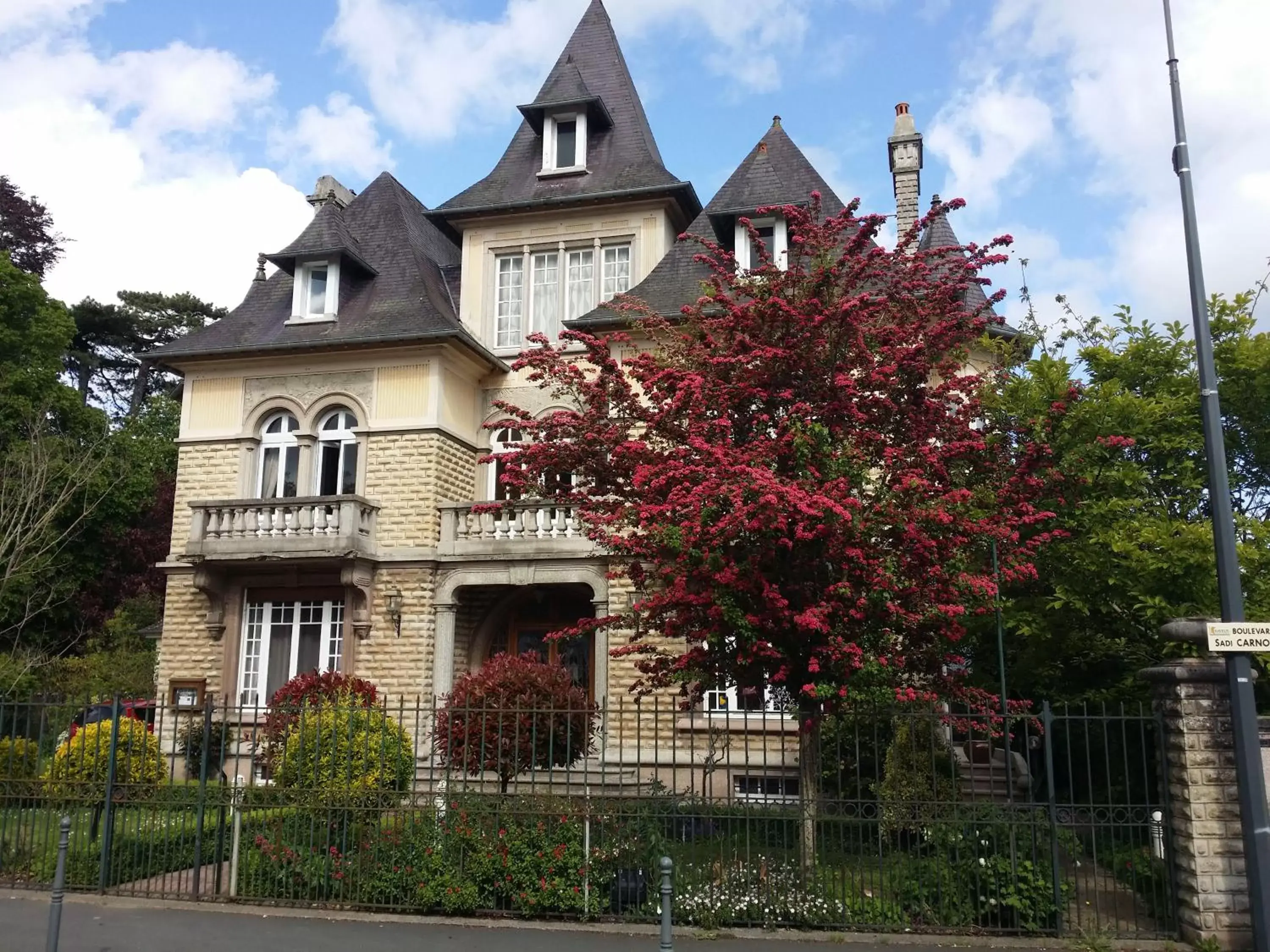 Garden, Property Building in Le Castel Guesthouse