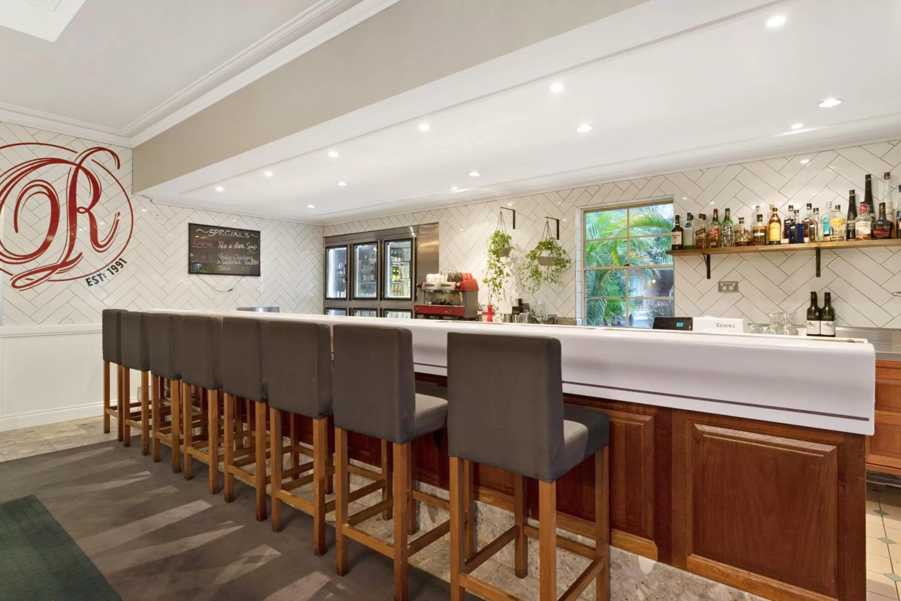 Restaurant/places to eat in Coopers Colonial Motel