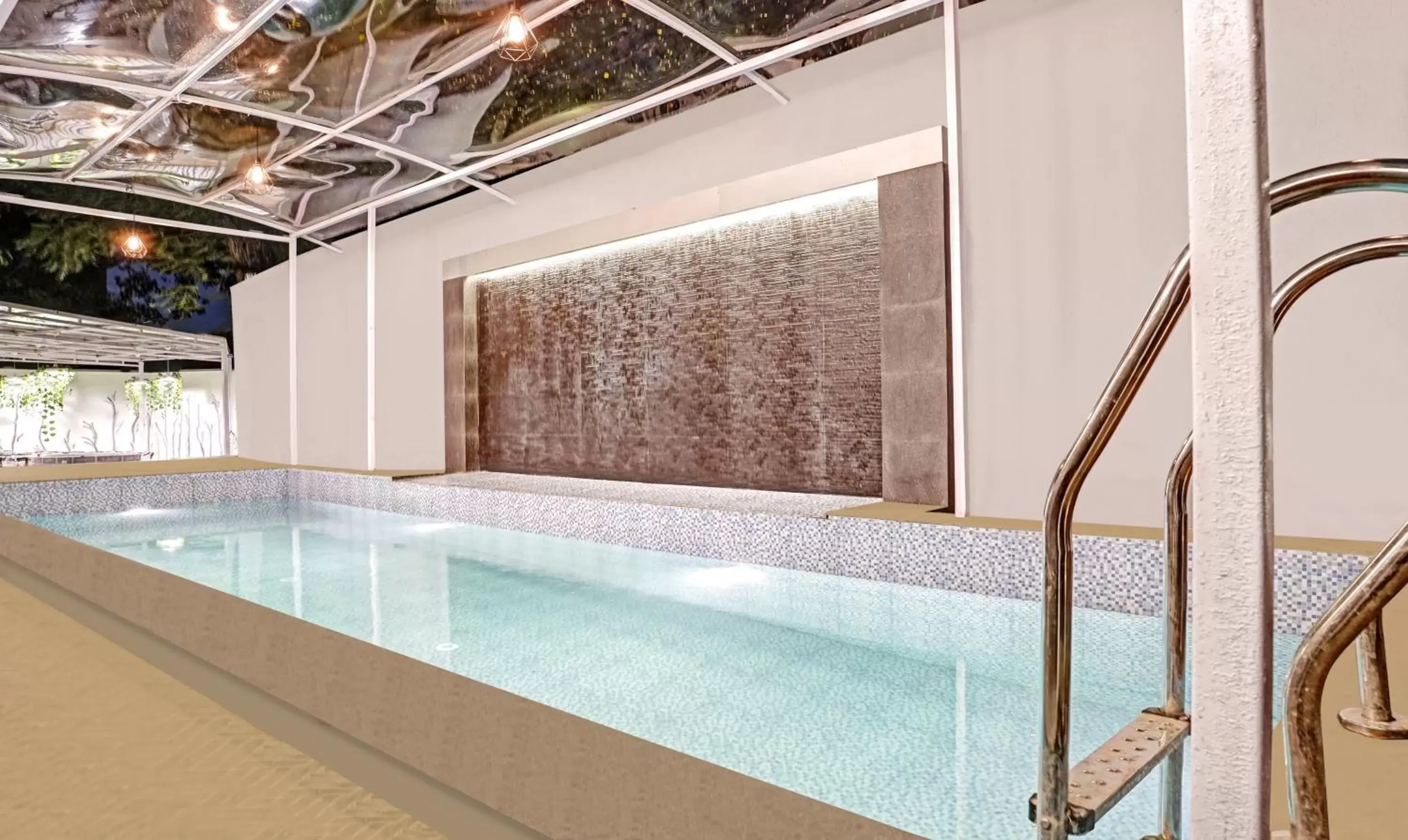 Swimming pool in Treebo Premium Widlor Boutique Swimming pool in Treebo Premium Widlor Boutique