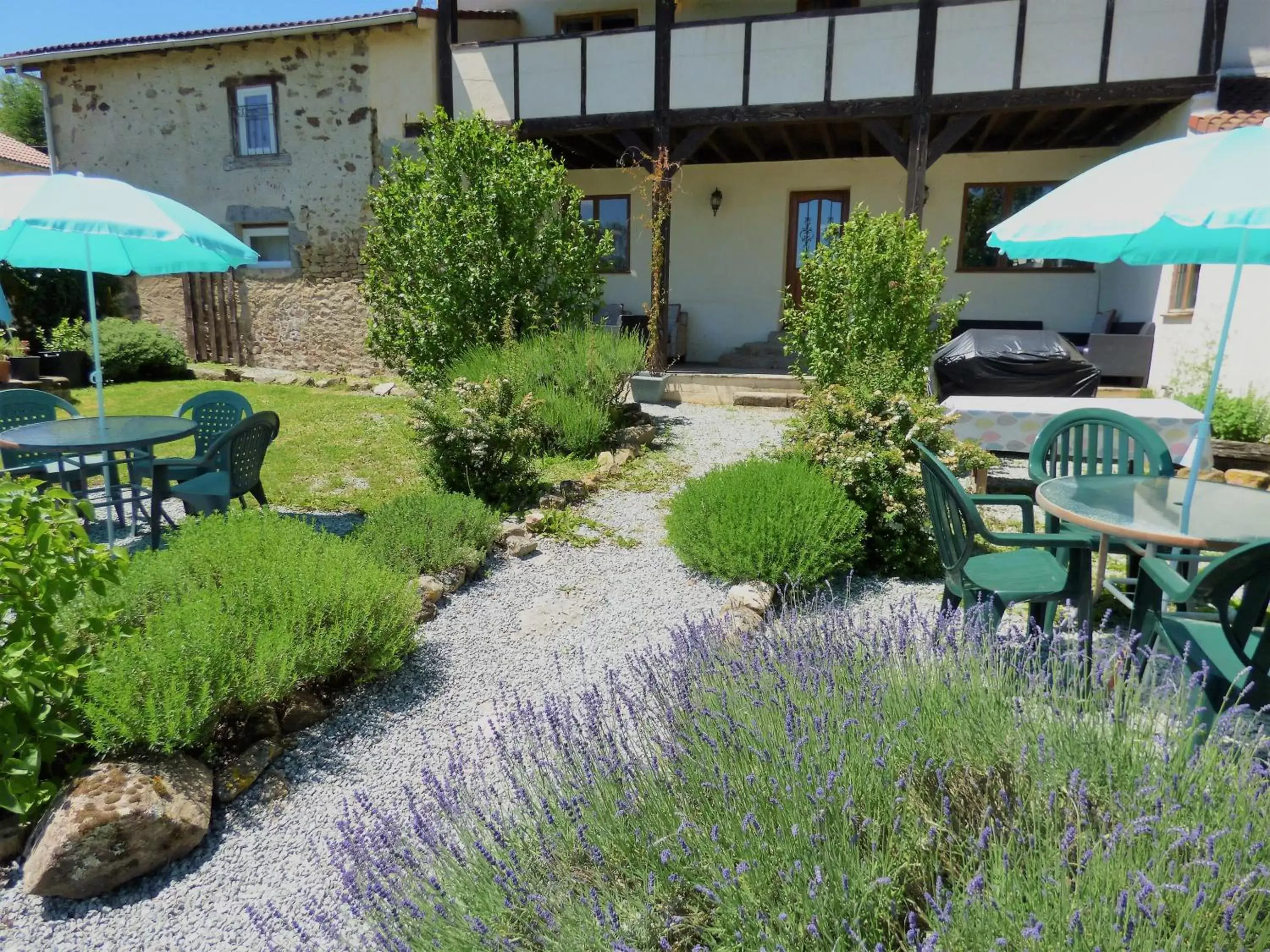 Garden in L'Ancien Presbytère Chambres D'hote ou Gite