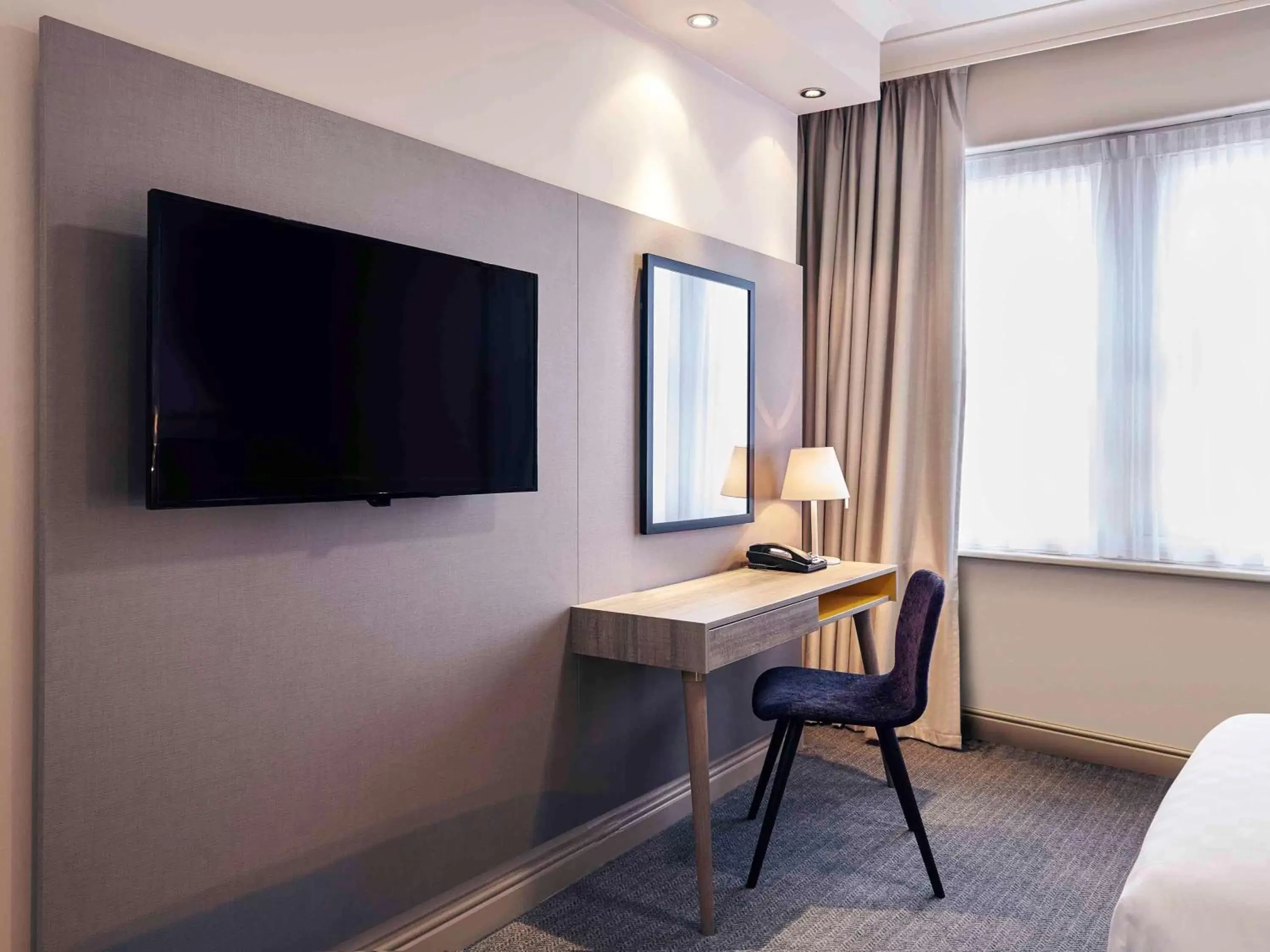 Photo of the whole room, TV/Entertainment Center in Mercure Exeter Rougemont Hotel