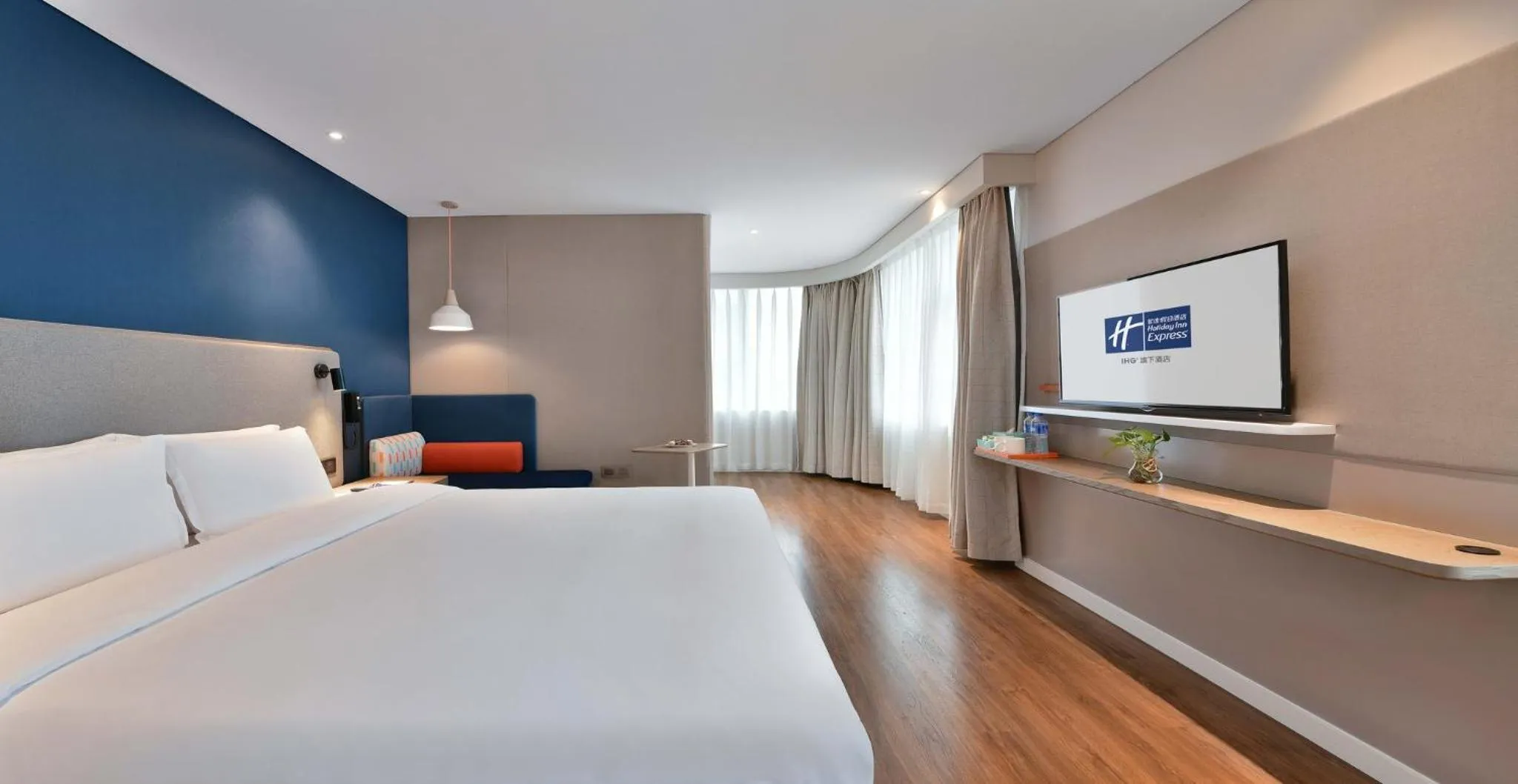 Photo of the whole room, Bed in Holiday Inn Express Chengdu North Railway Station by IHG - Near Panda Base, Near Chunxi Road Free laundromat